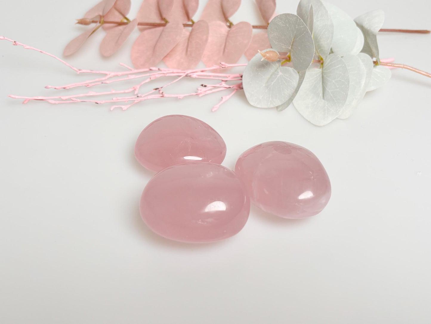 Beautiful rose quartz palmstones with rainbow effect – healing stones for harmony and love
