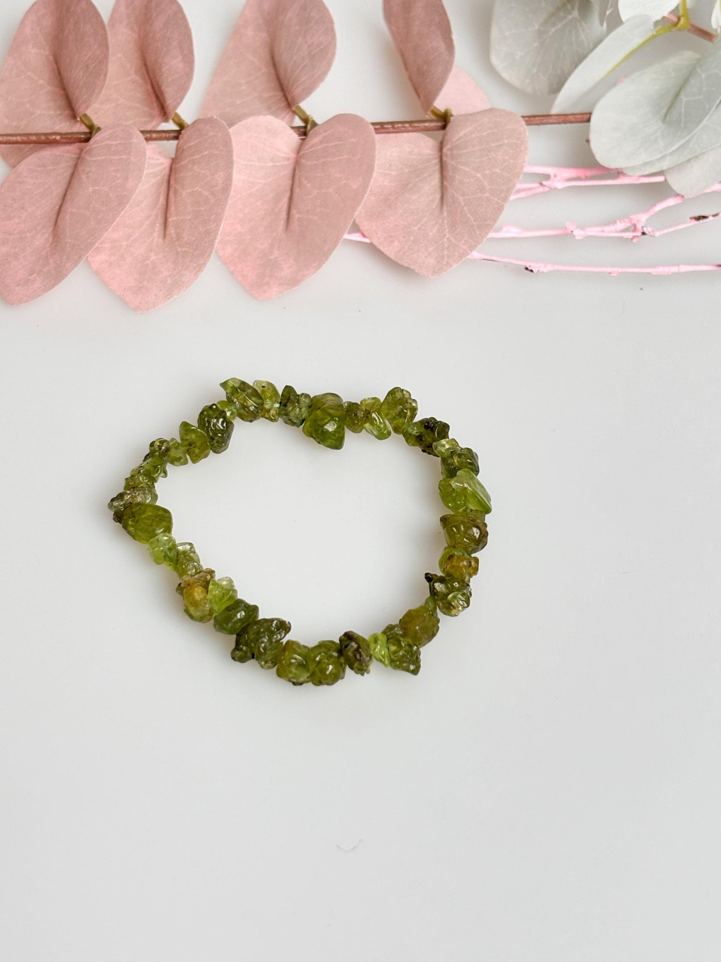 Elastic Peridot Chip Bracelet – Real Healing Stone for Inner Balance and Prosperity – Flexible Gemstone Bracelet
