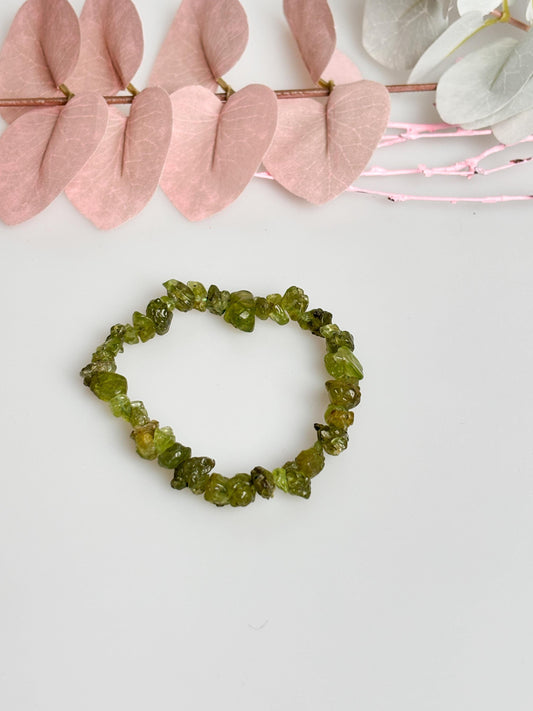 Elastisches Splitterarmband aus Peridot – Echter Heilstein für innere Balance und Wohlstand – Flexibles Edelsteinarmband