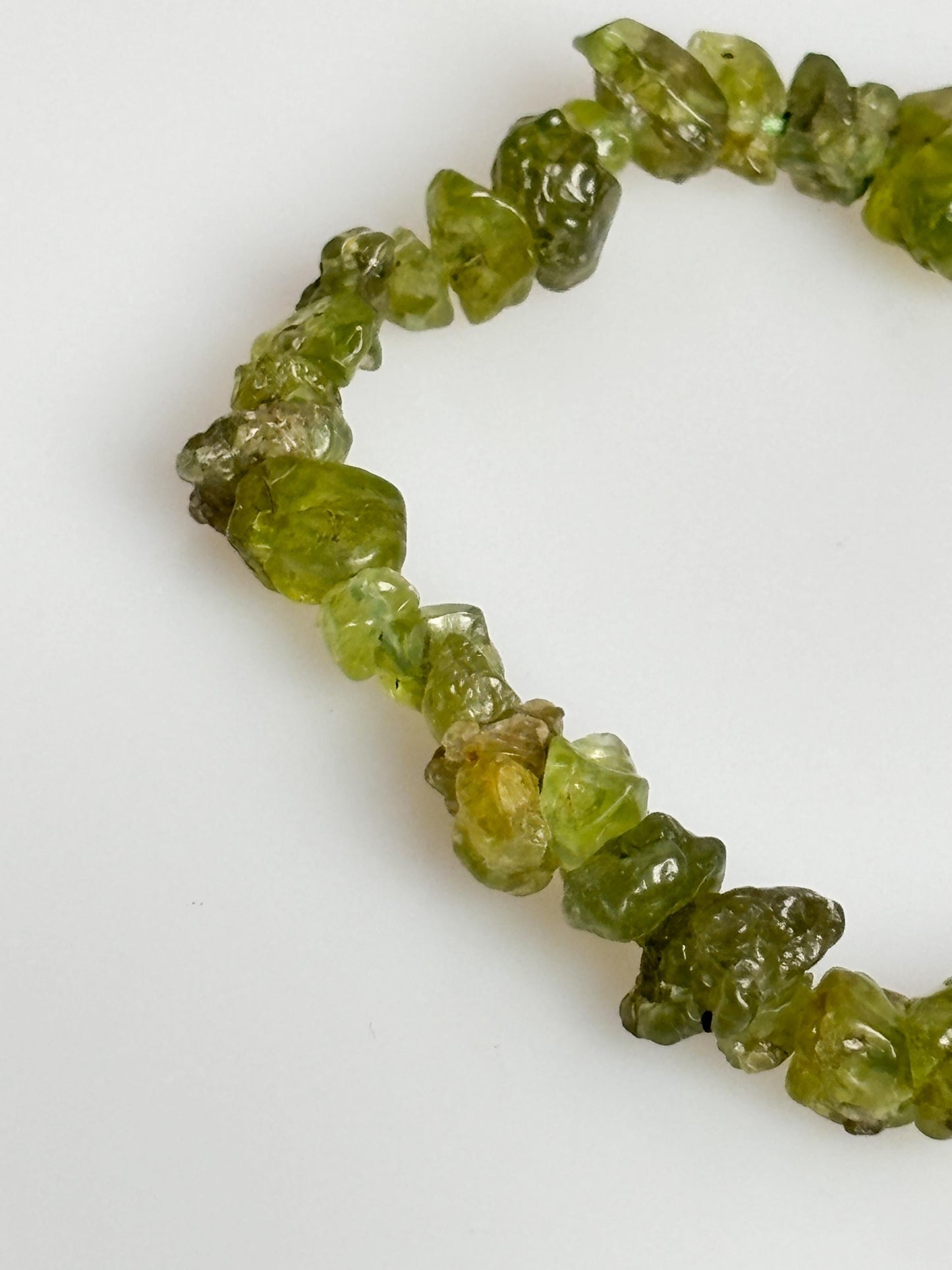 Elastic Peridot Chip Bracelet – Real Healing Stone for Inner Balance and Prosperity – Flexible Gemstone Bracelet