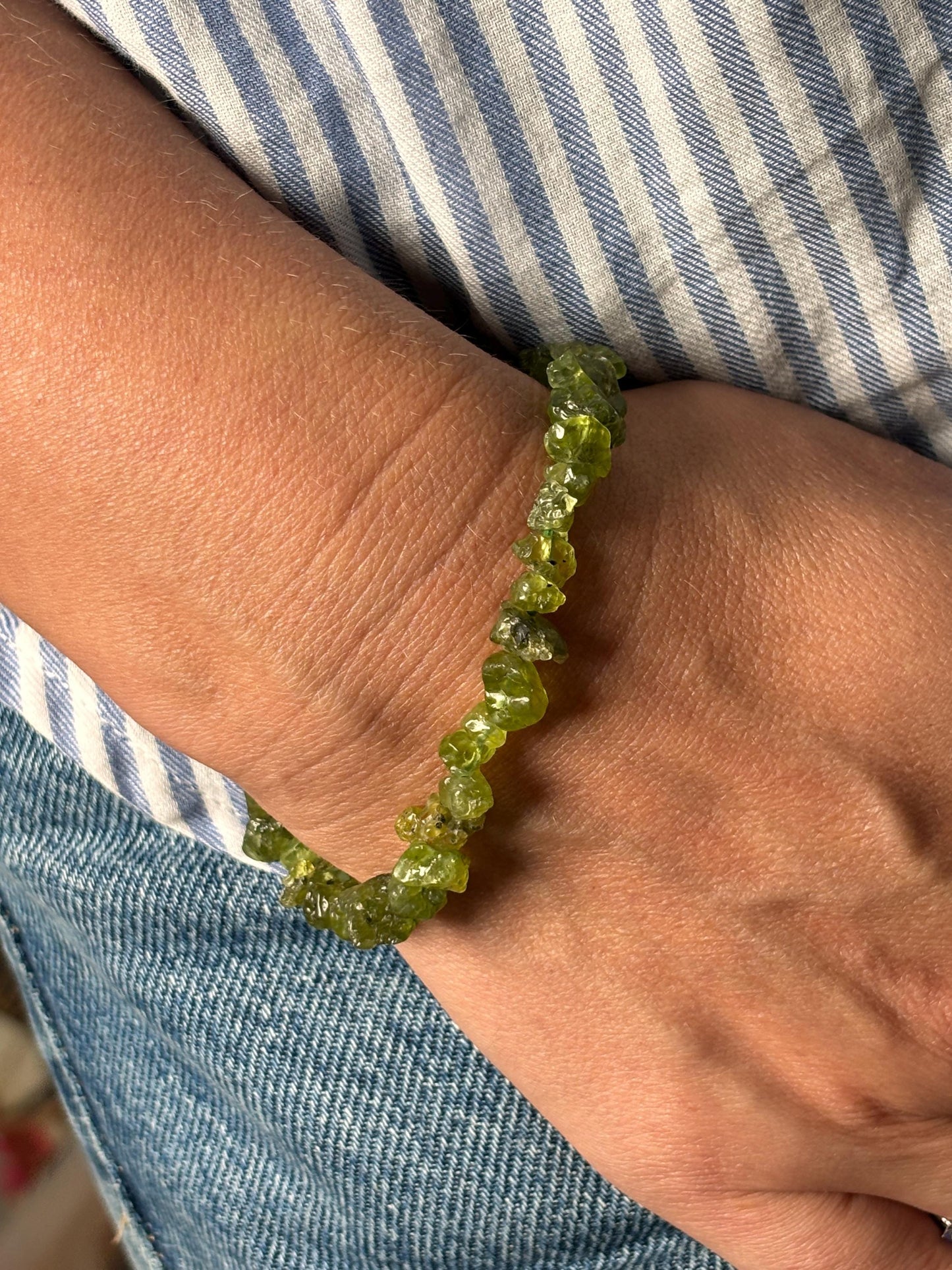 Elastic Peridot Chip Bracelet – Real Healing Stone for Inner Balance and Prosperity – Flexible Gemstone Bracelet