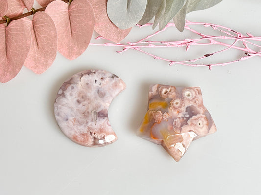 Hochwertiges Carving| Mond und Stern aus hochwertigem Blumenachat – Einzigartiges Dekoobjekt und perfektes Geschenk für Edelsteinliebhaber