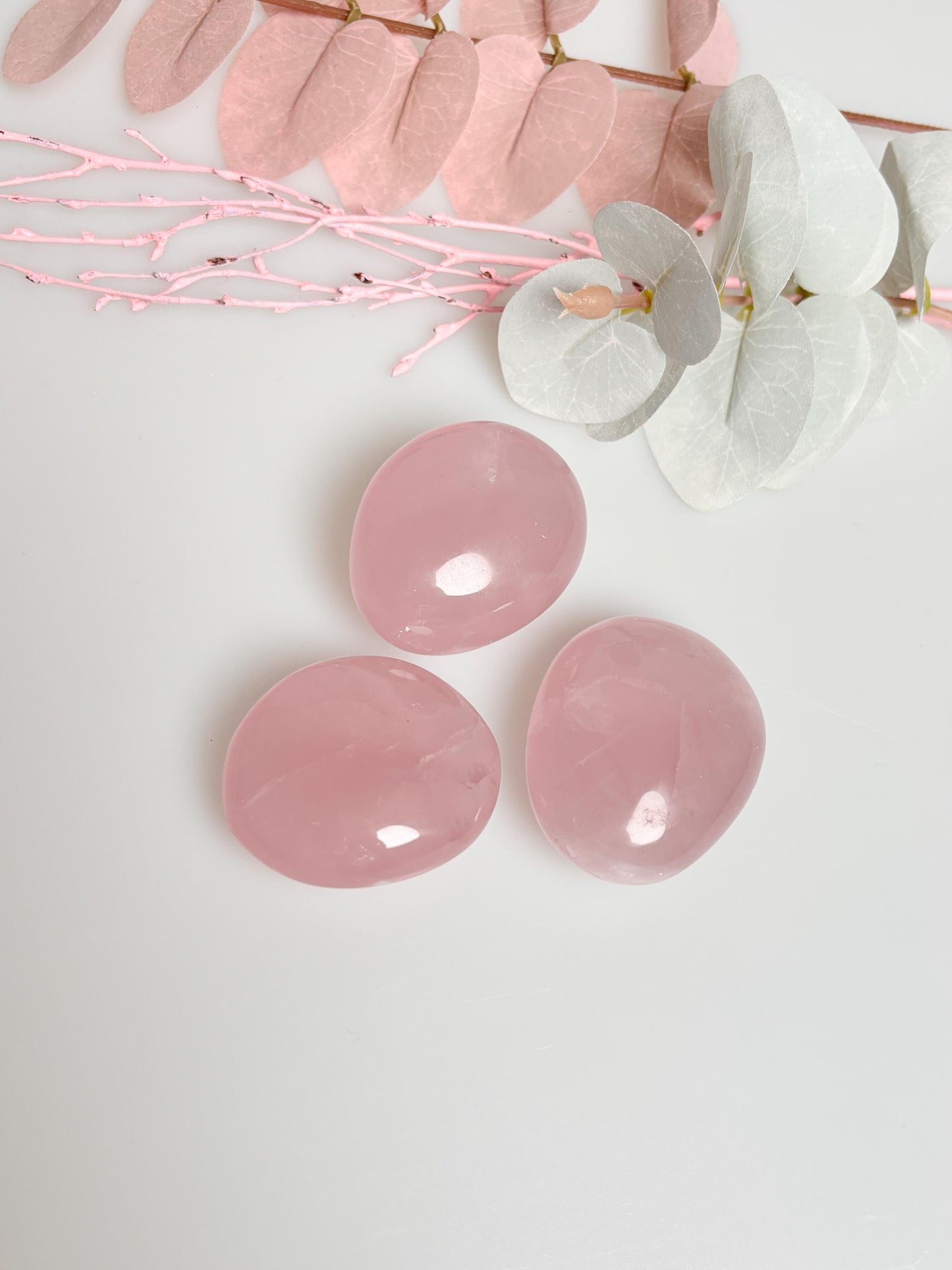 Beautiful rose quartz palmstones with rainbow effect – healing stones for harmony and love