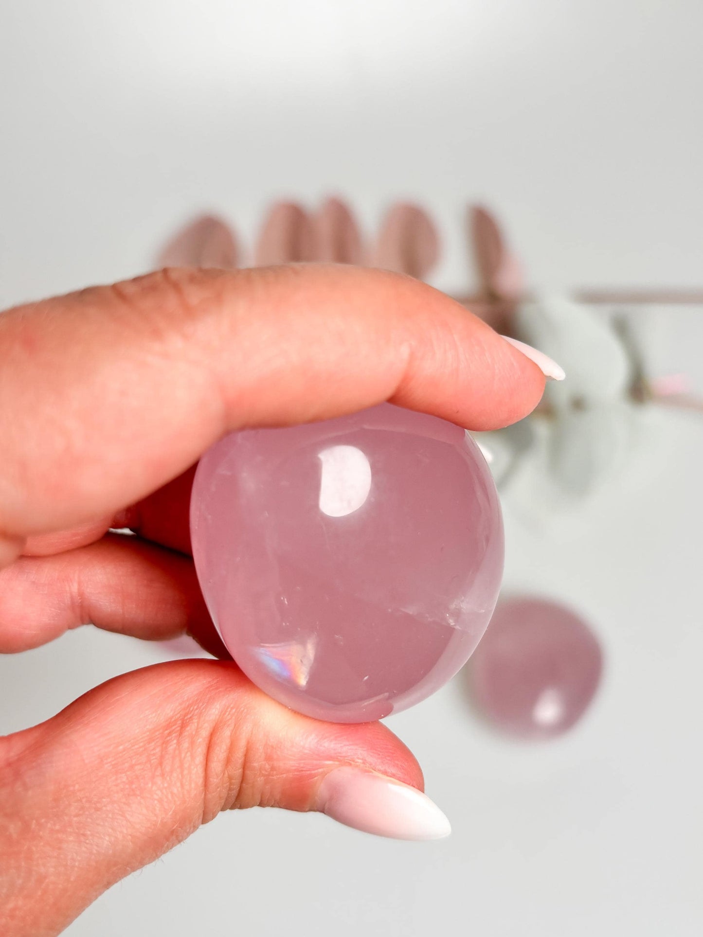 Beautiful rose quartz palmstones with rainbow effect – healing stones for harmony and love