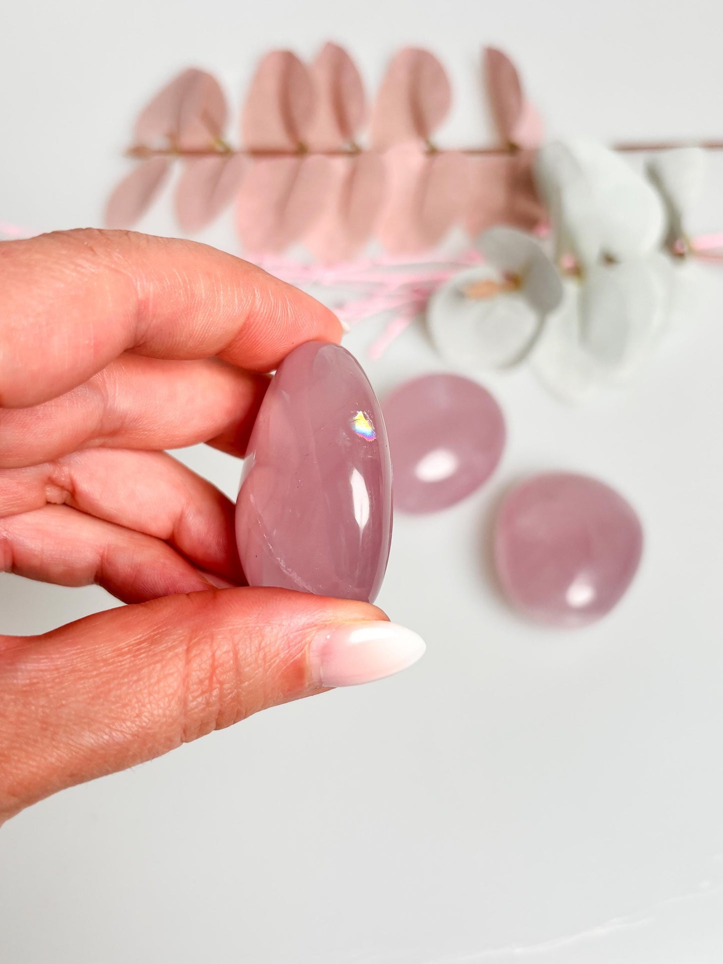 Beautiful rose quartz palmstones with rainbow effect – healing stones for harmony and love