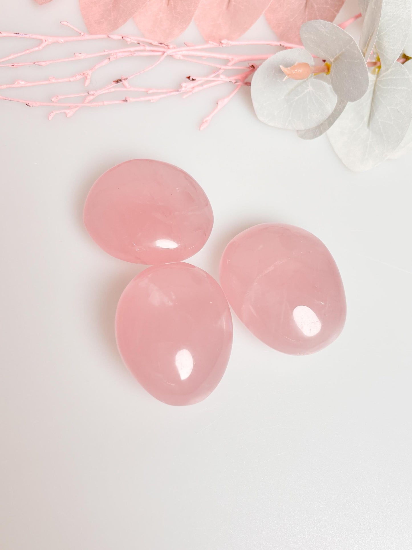 Beautiful rose quartz palmstones with rainbow effect – healing stones for harmony and love