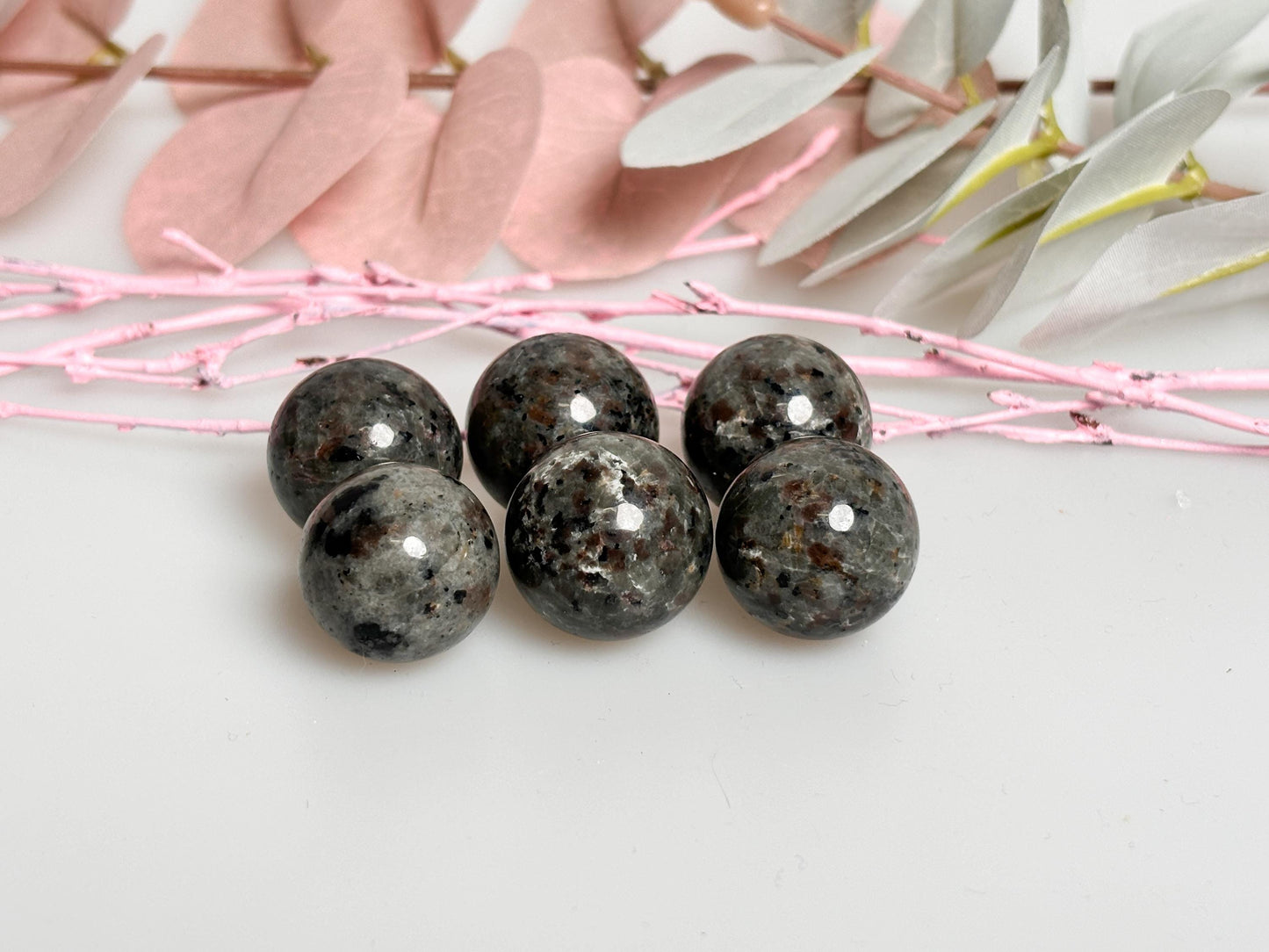 UV-reactive Yooperlite mini balls – 2 cm large, luminous decorative crystals for collectors and creative projects
