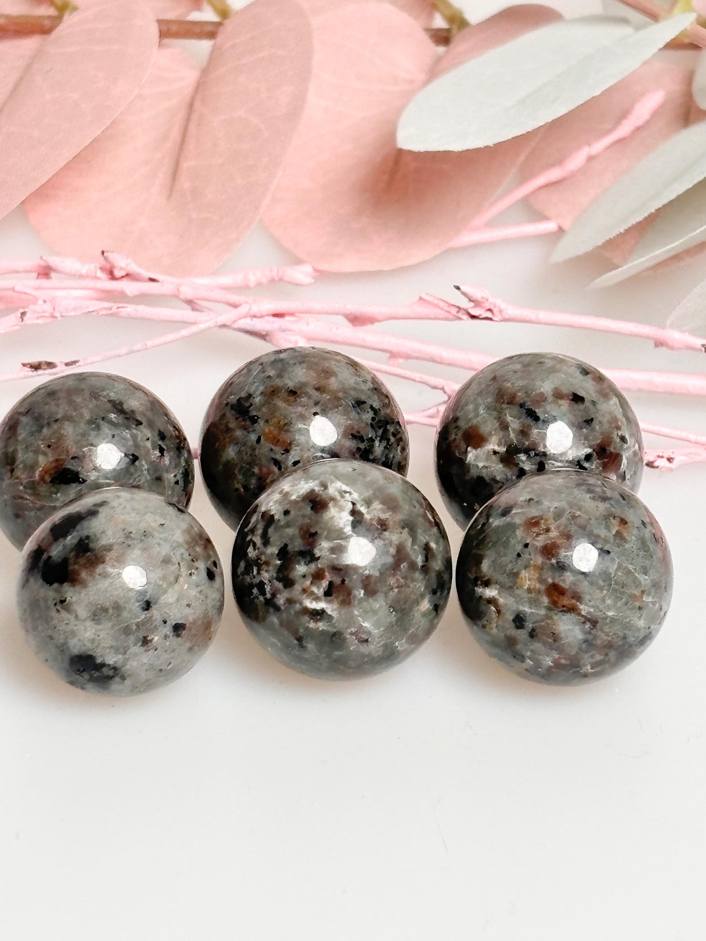UV-reactive Yooperlite mini balls – 2 cm large, luminous decorative crystals for collectors and creative projects