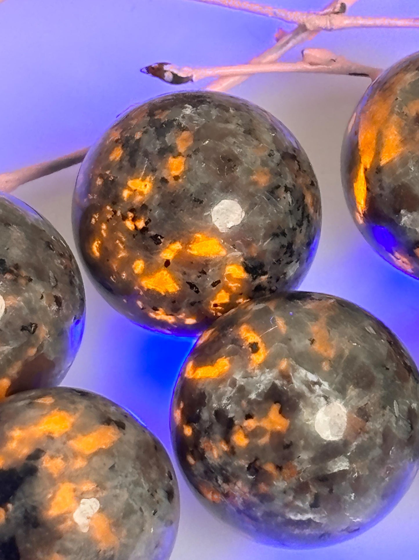 UV-reactive Yooperlite mini balls – 2 cm large, luminous decorative crystals for collectors and creative projects