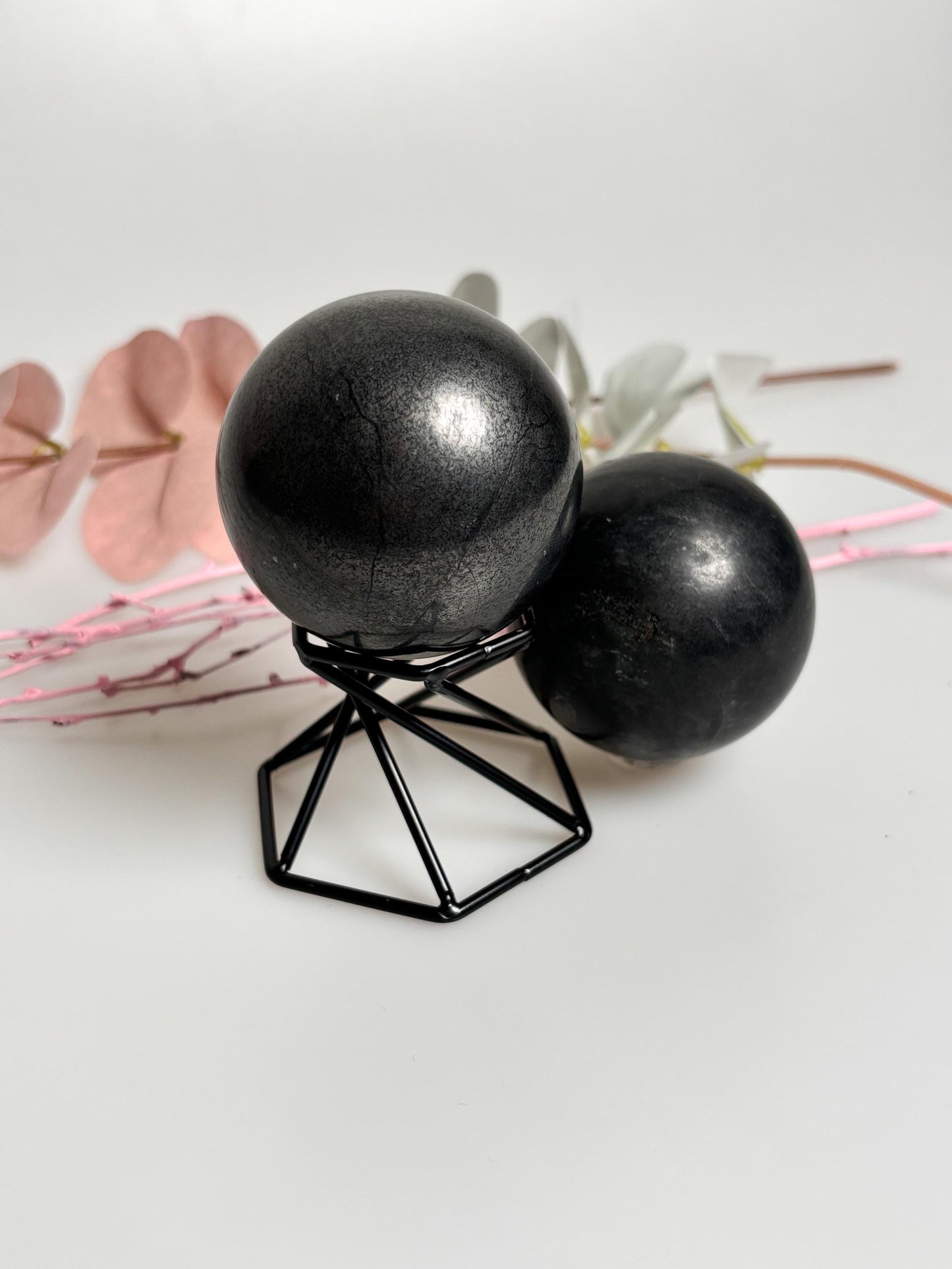 Schungit Kugel matt 5cm | Natürlicher Stein für Energiearbeit und Schutz