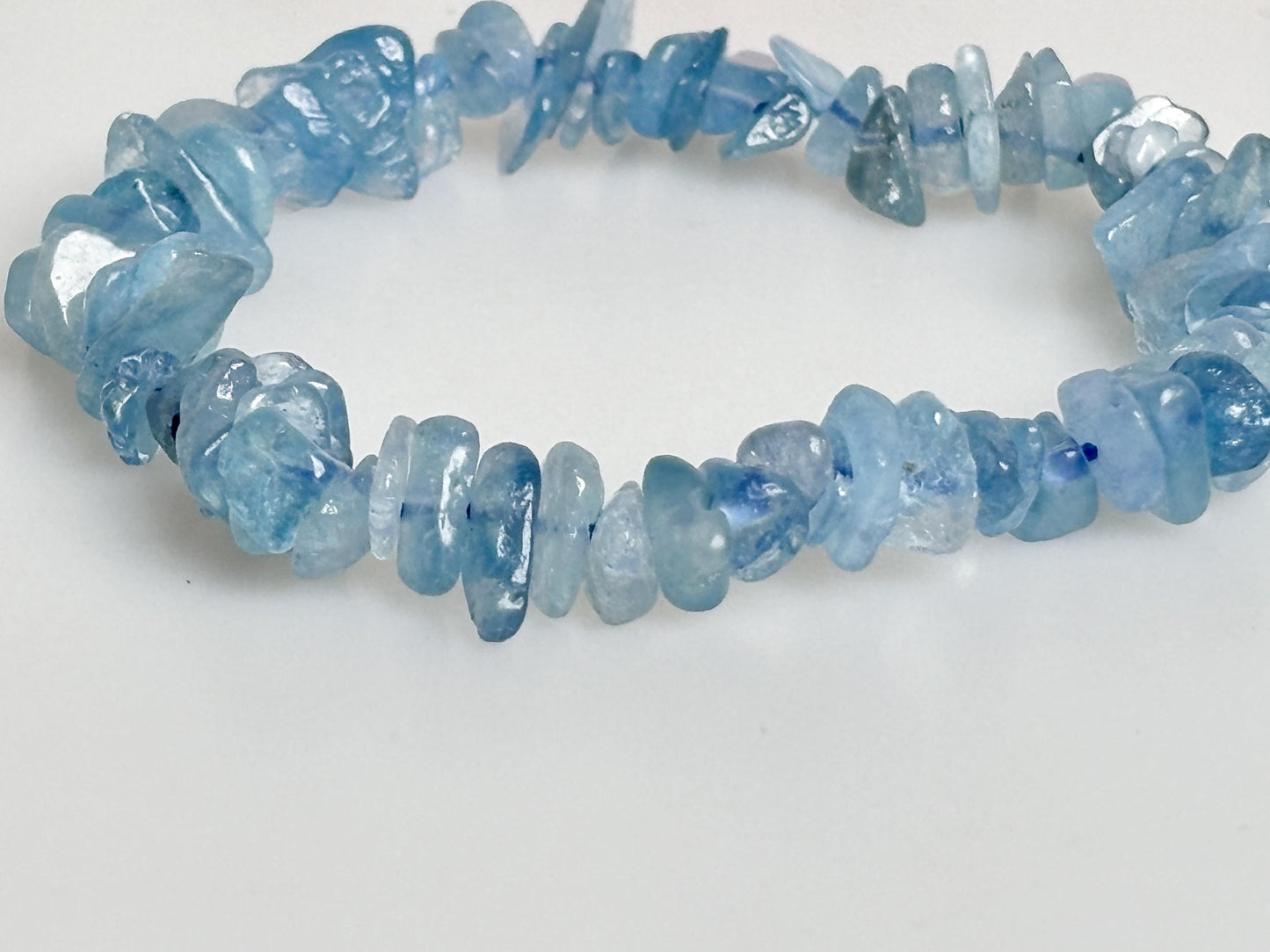Elastic Aquamarine Chip Bracelet – Natural Gemstone, Handmade, Calming Effect, Perfect Gift