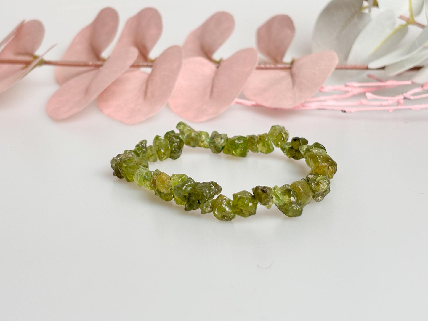 Elastic Peridot Chip Bracelet – Real Healing Stone for Inner Balance and Prosperity – Flexible Gemstone Bracelet