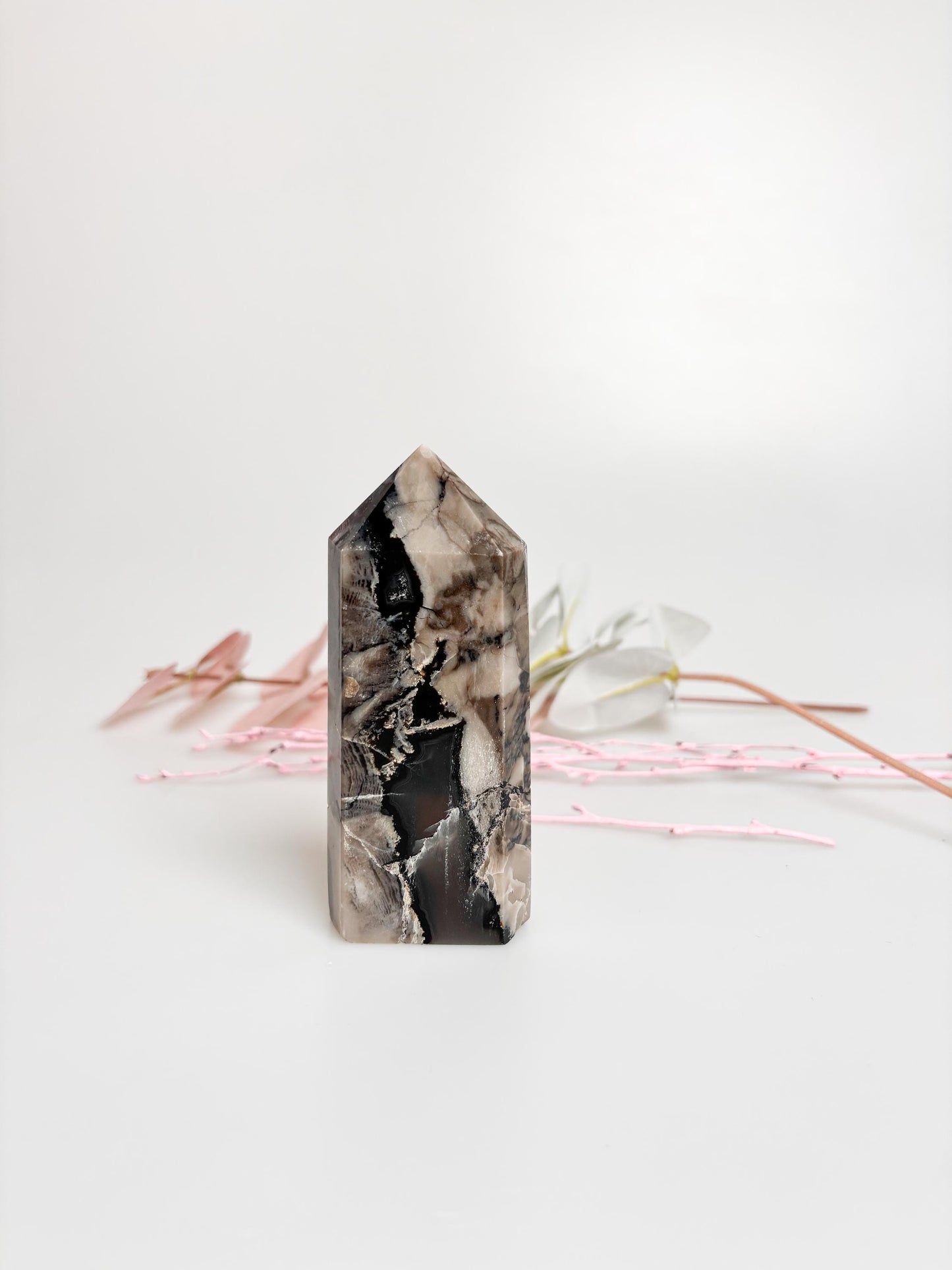 Vulcano Agate Tower with intense UV reaction | Great drawing | Energetic healing stone for collectors