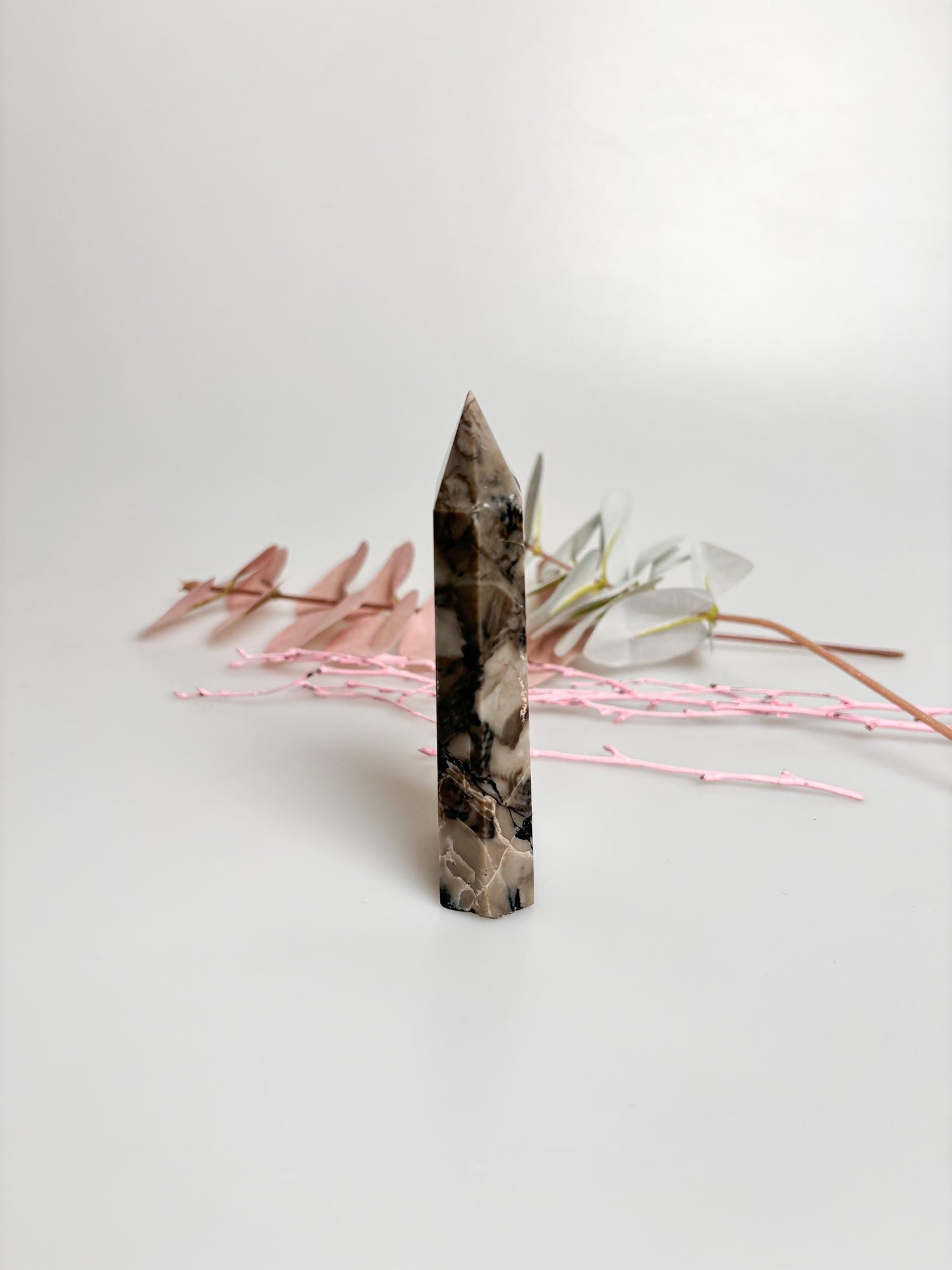 Vulcano Agate Tower with intense UV reaction | Great drawing | Energetic healing stone for collectors