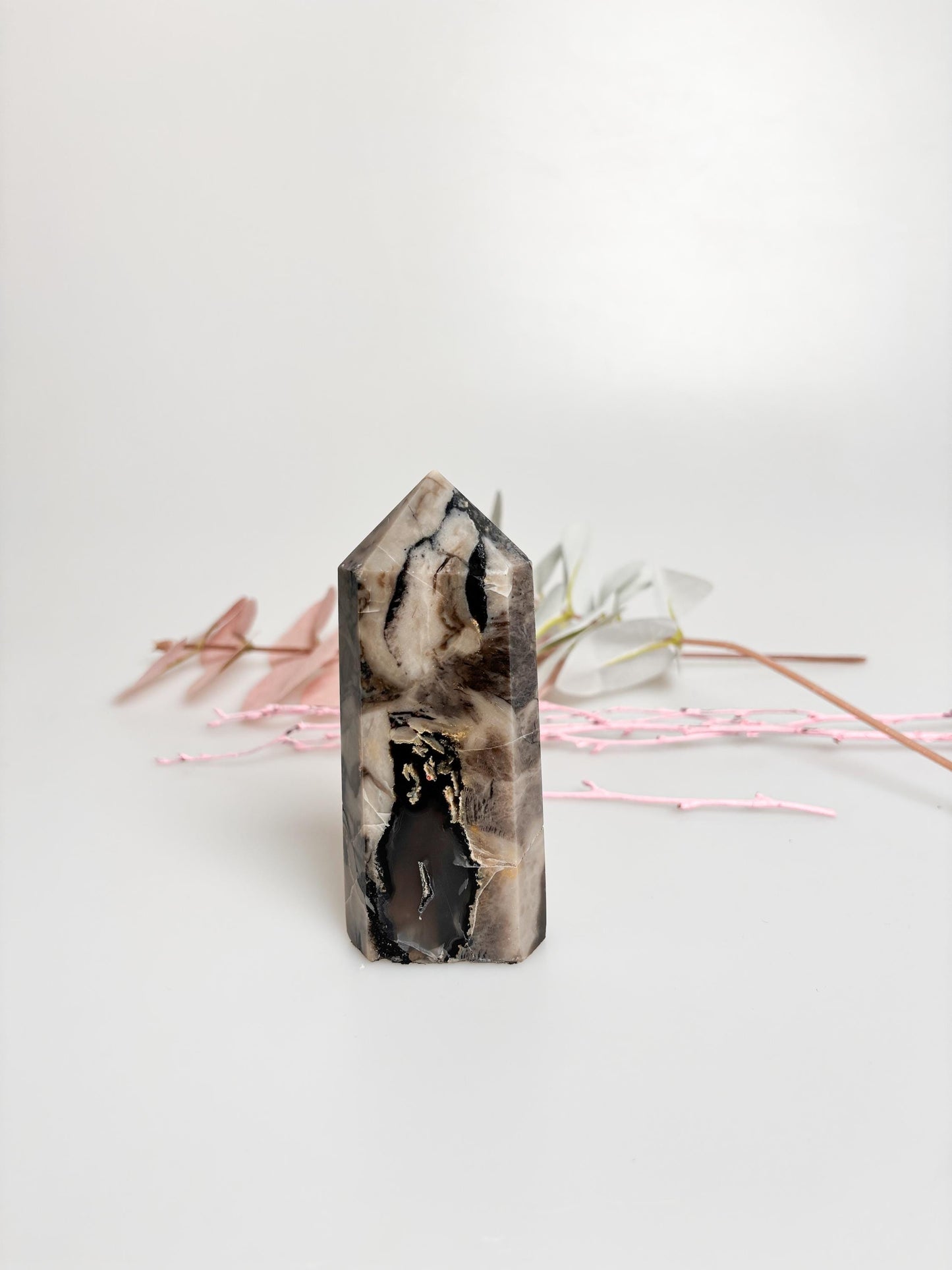 Vulcano Agate Tower with intense UV reaction | Great drawing | Energetic healing stone for collectors