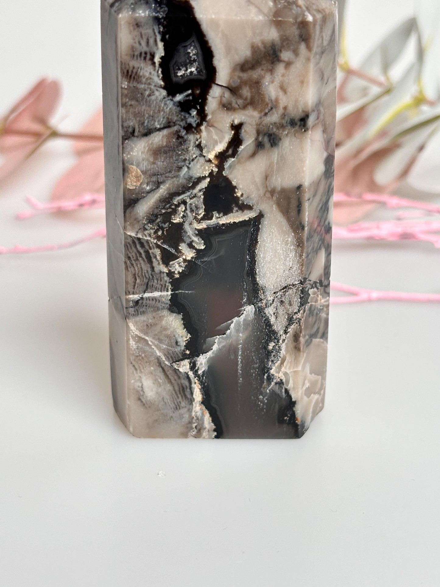 Vulcano Agate Tower with intense UV reaction | Great drawing | Energetic healing stone for collectors