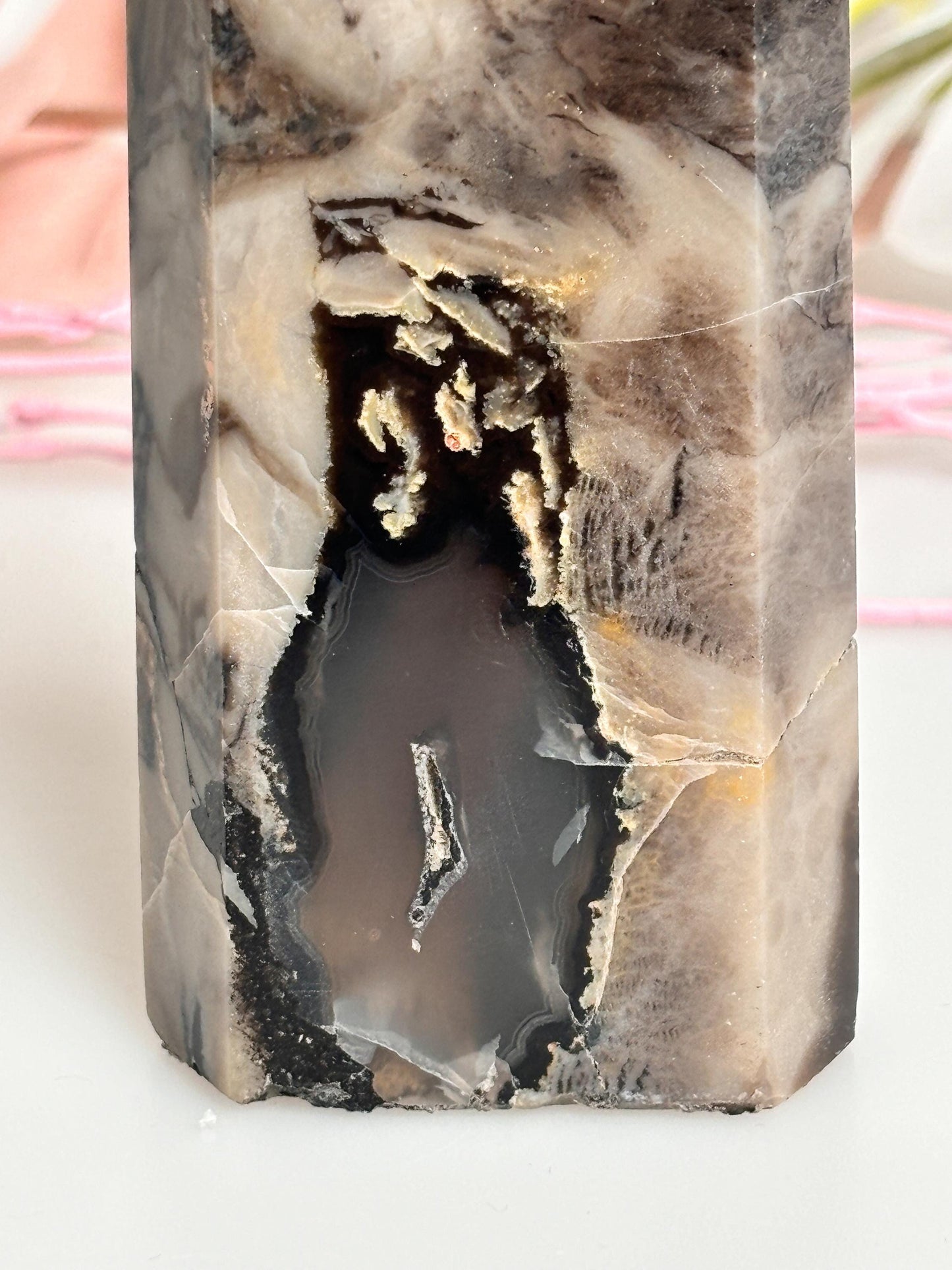 Vulcano Agate Tower with intense UV reaction | Great drawing | Energetic healing stone for collectors