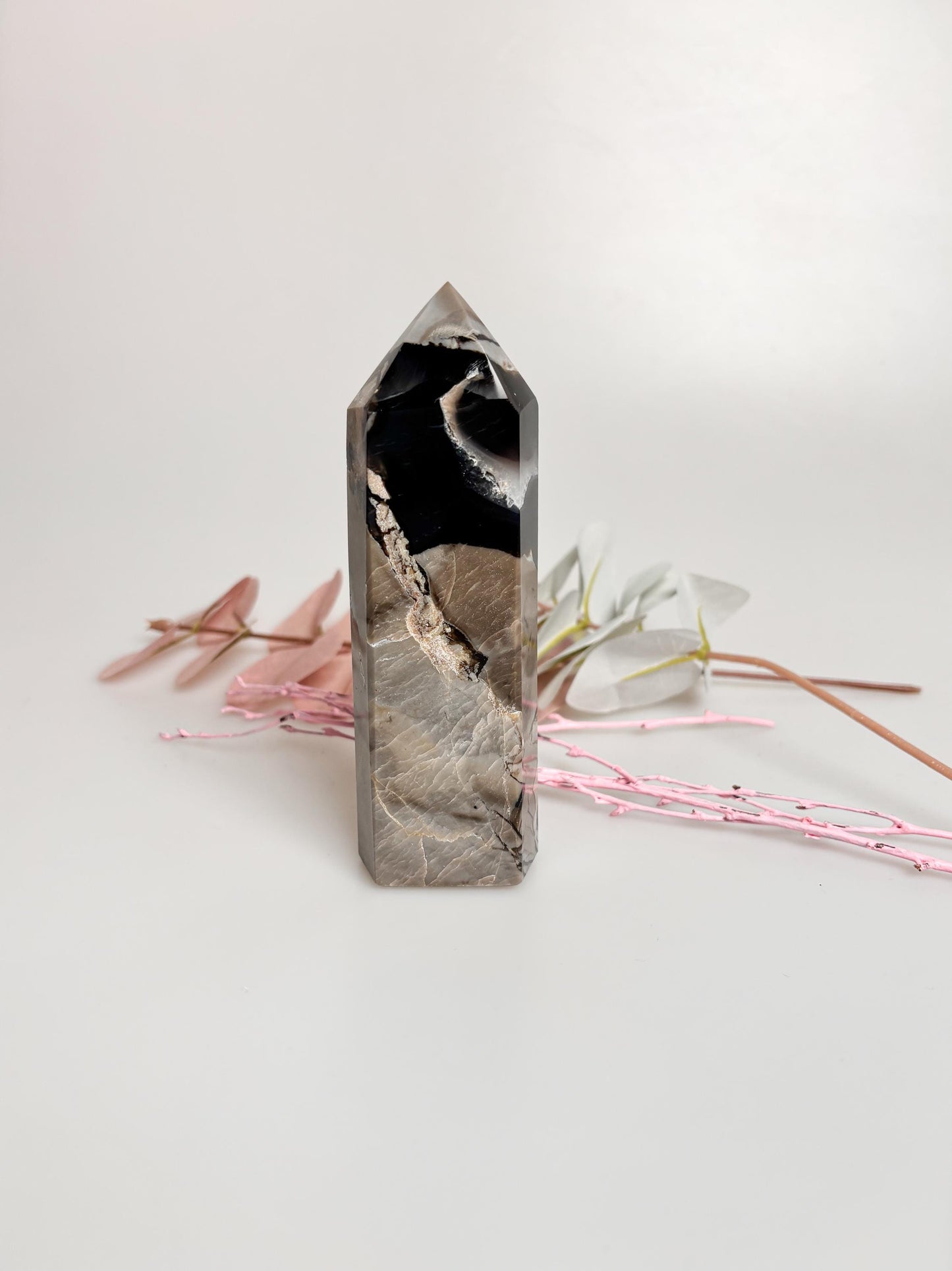 Vulcano Agate Tower with intense UV reaction | Great drawing | Energetic healing stone for collectors