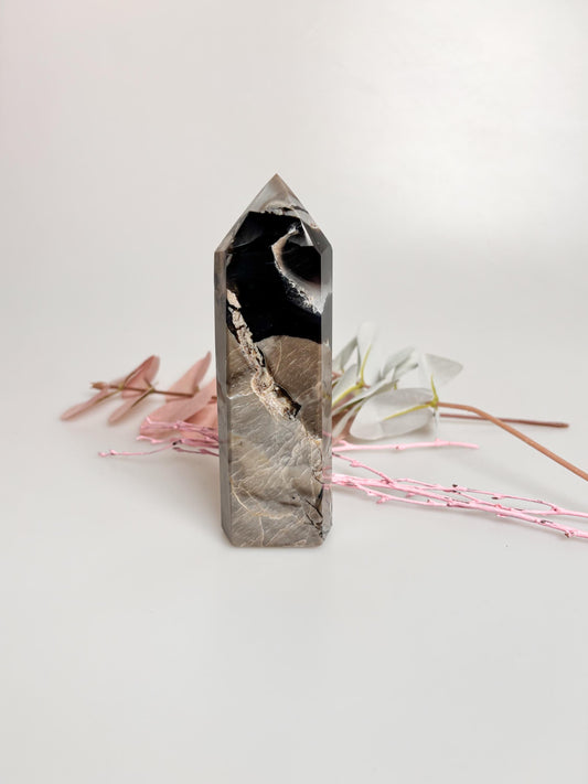 Vulcano Agate Tower with intense UV reaction | Great drawing | Energetic healing stone for collectors