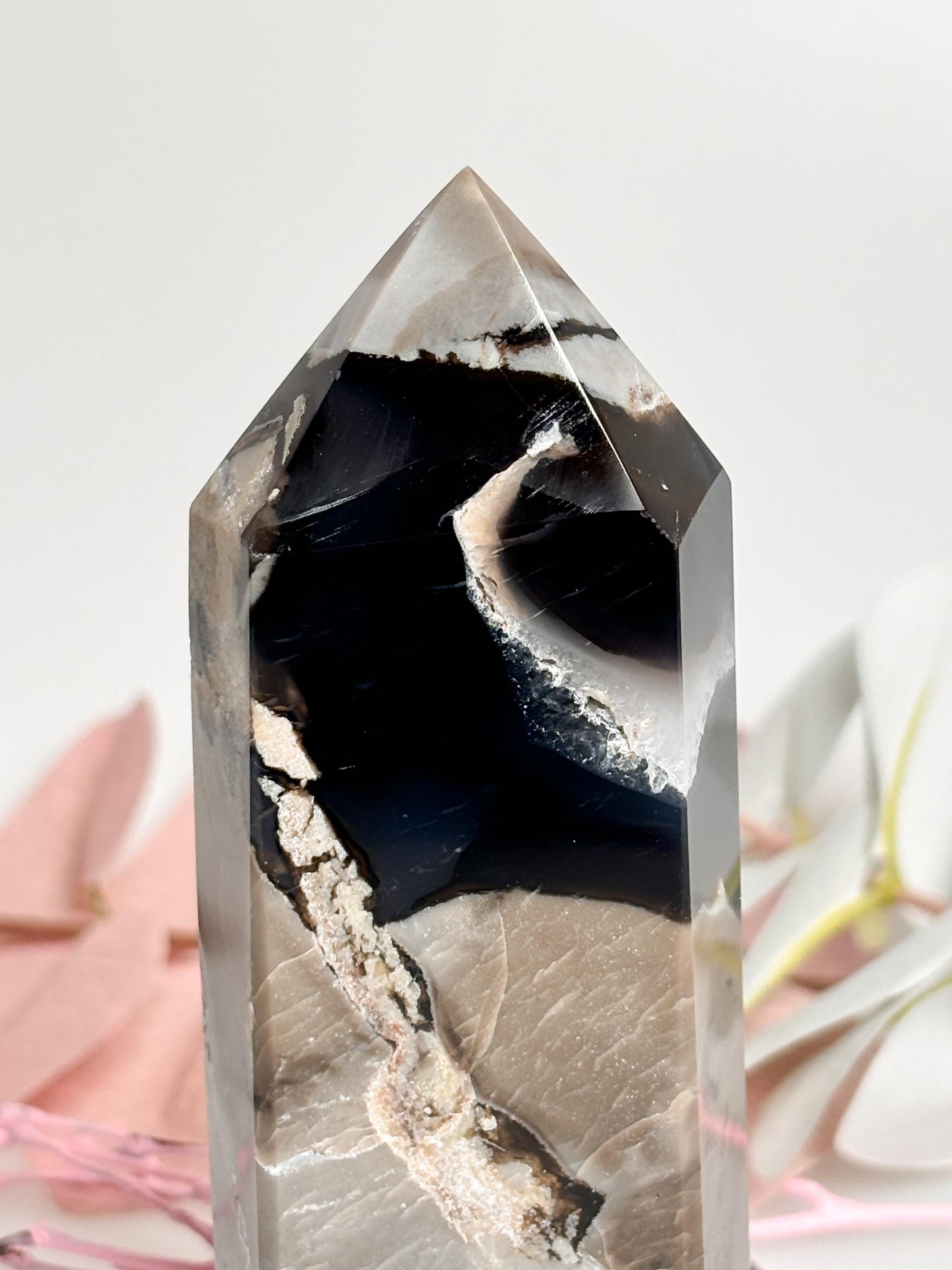 Vulcano Agate Tower with intense UV reaction | Great drawing | Energetic healing stone for collectors