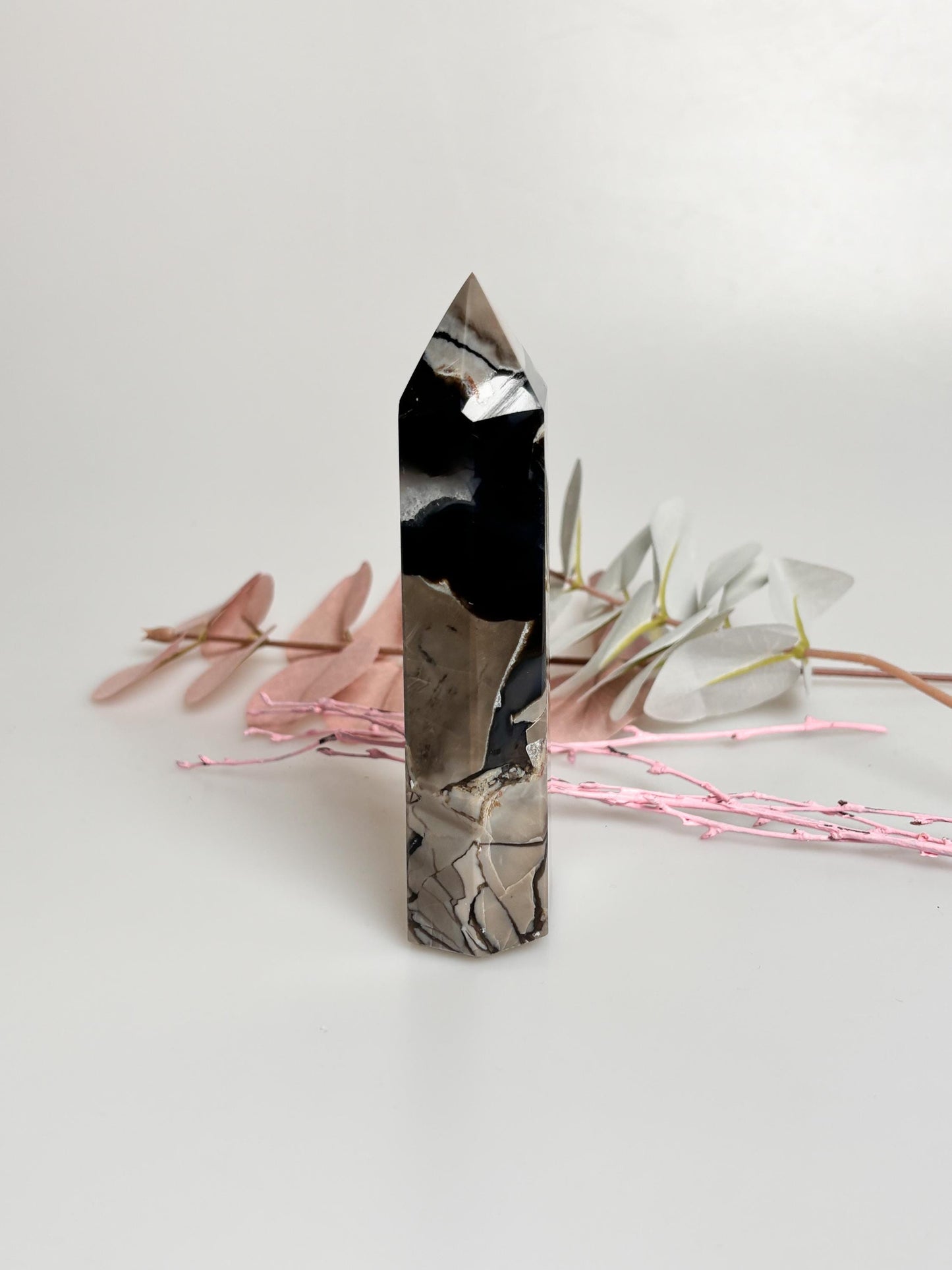 Vulcano Agate Tower with intense UV reaction | Great drawing | Energetic healing stone for collectors