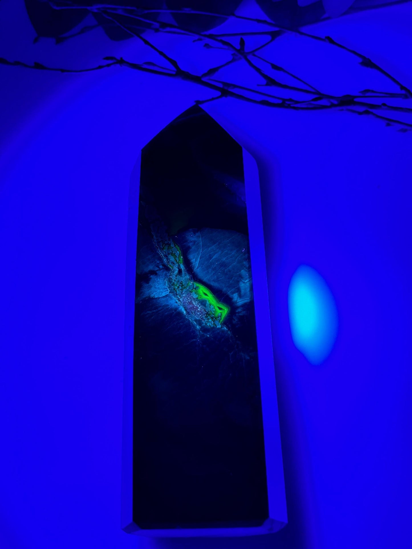 Vulcano Agate Tower with intense UV reaction | Great drawing | Energetic healing stone for collectors