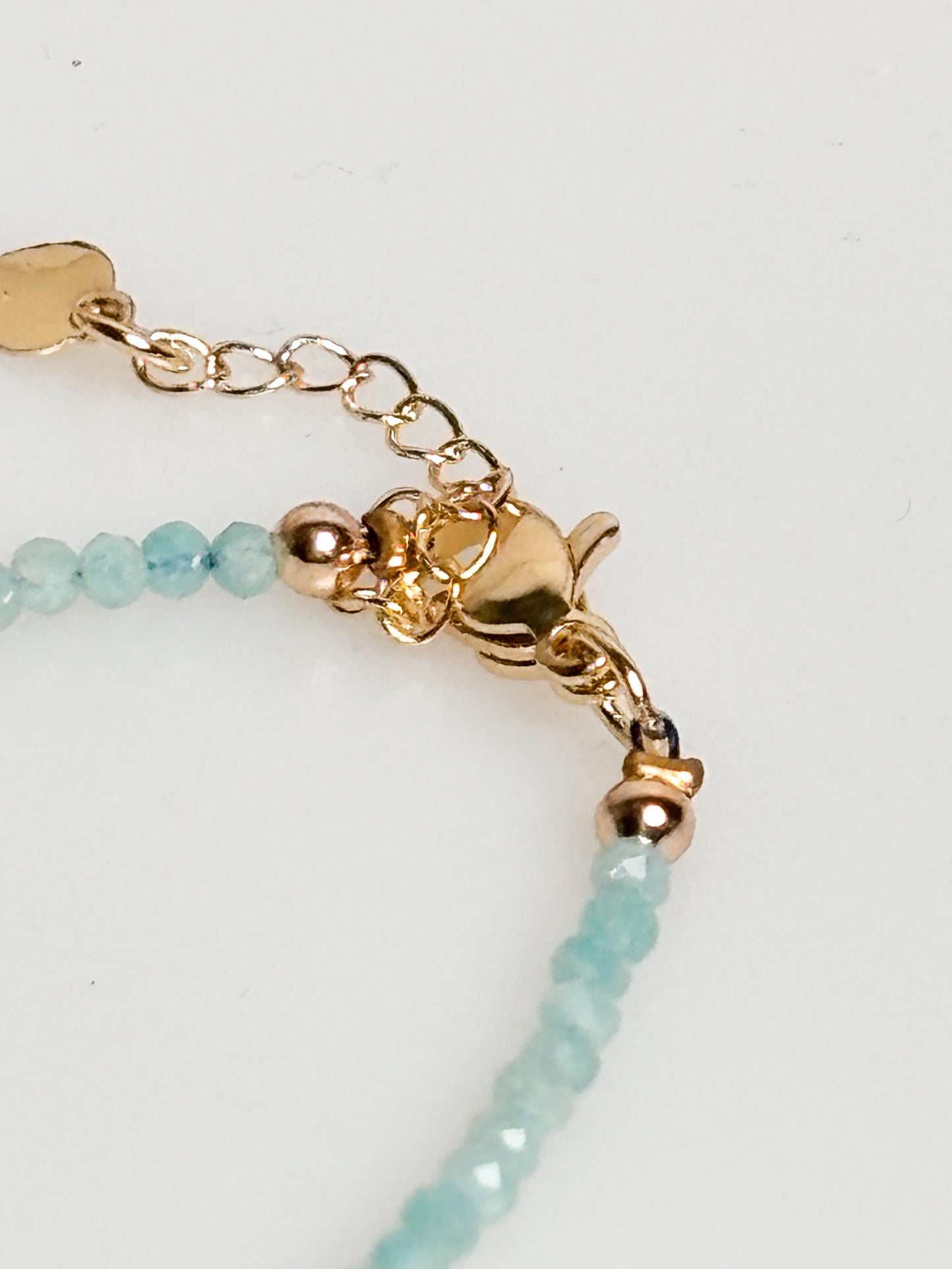 Zartes Amazonit Armband mit 2,4 mm Perlen – Handgefertigter Schmuck für Harmonie und Balance