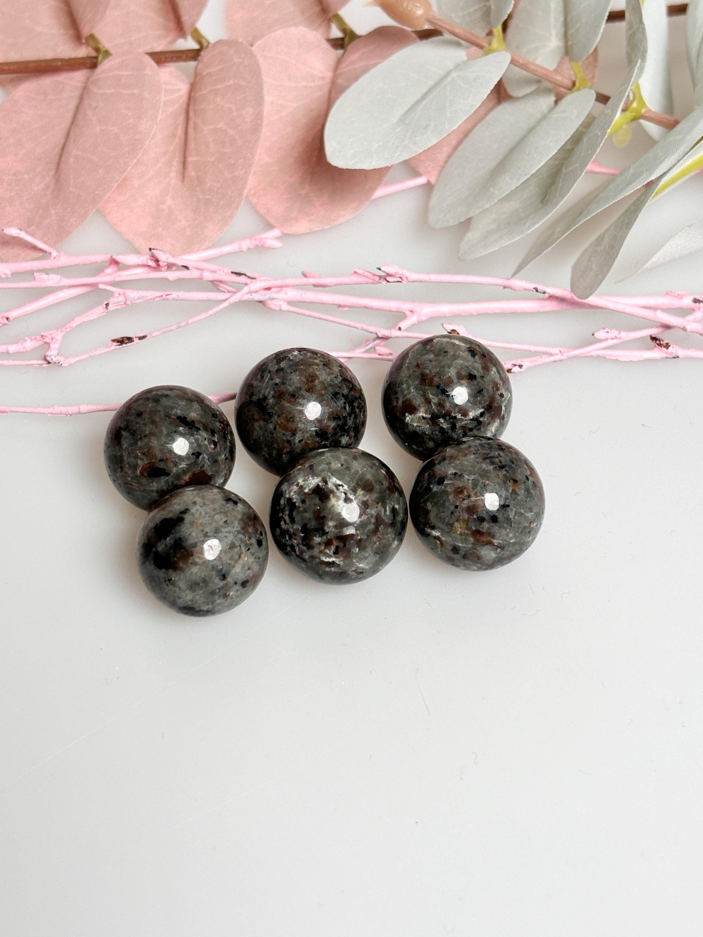 UV-reactive Yooperlite mini balls – 2 cm large, luminous decorative crystals for collectors and creative projects