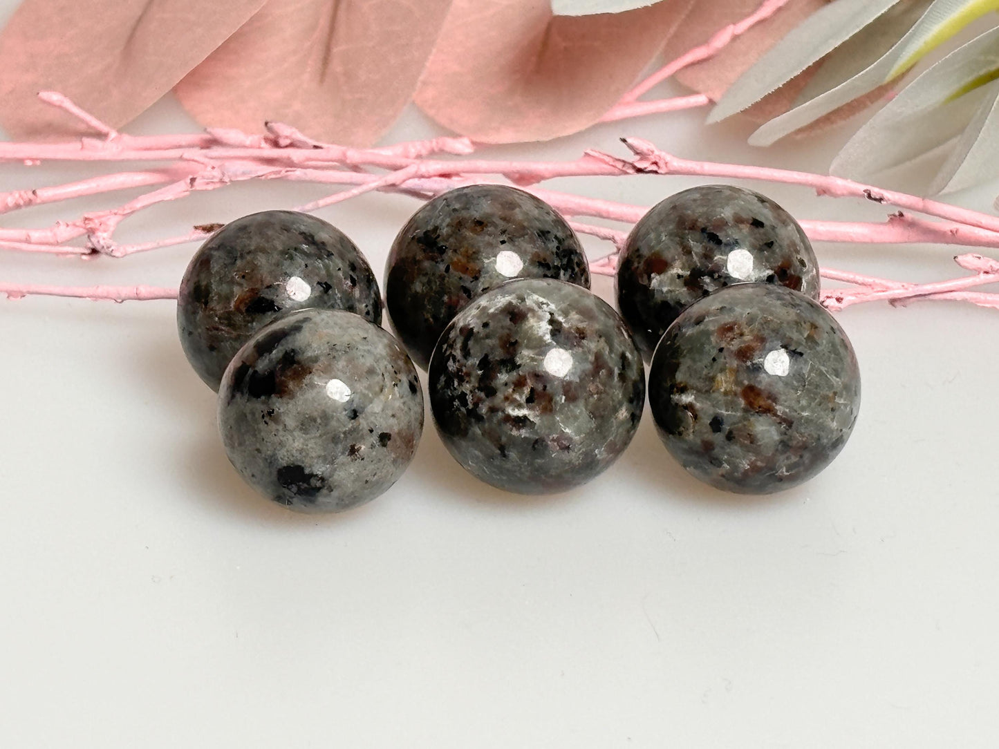 UV-reactive Yooperlite mini balls – 2 cm large, luminous decorative crystals for collectors and creative projects