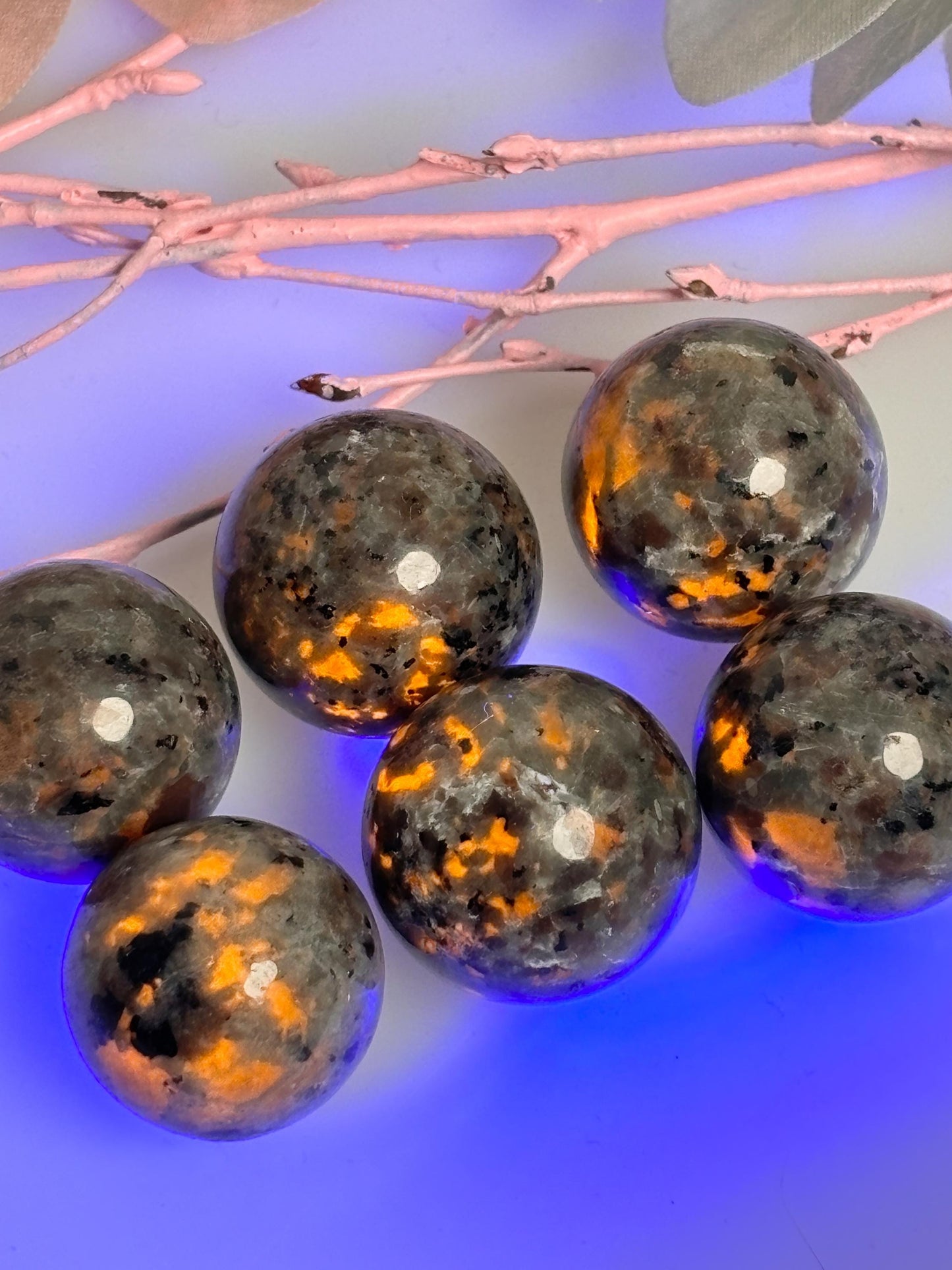 UV-reactive Yooperlite mini balls – 2 cm large, luminous decorative crystals for collectors and creative projects
