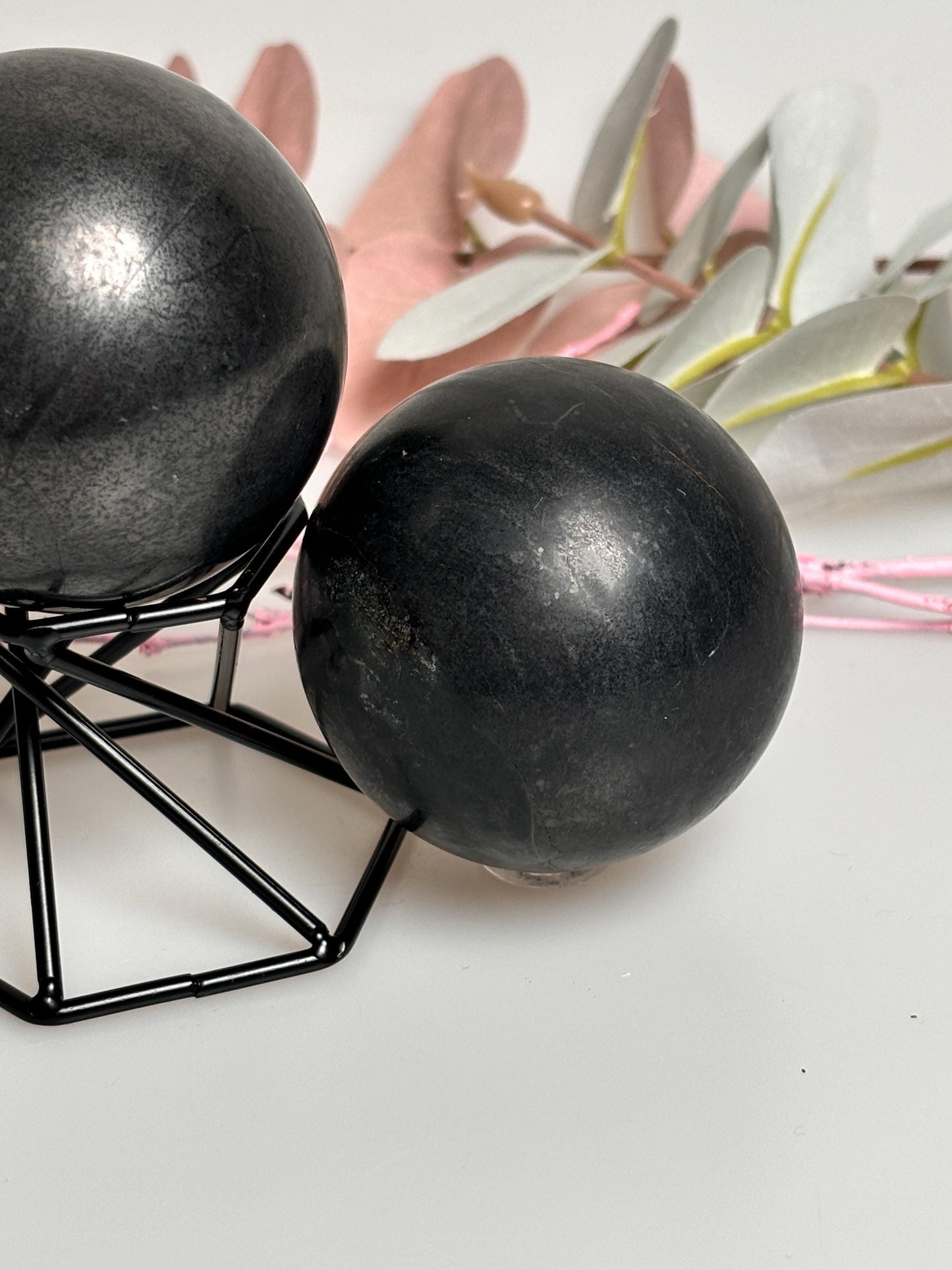Schungit Kugel matt 5cm | Natürlicher Stein für Energiearbeit und Schutz