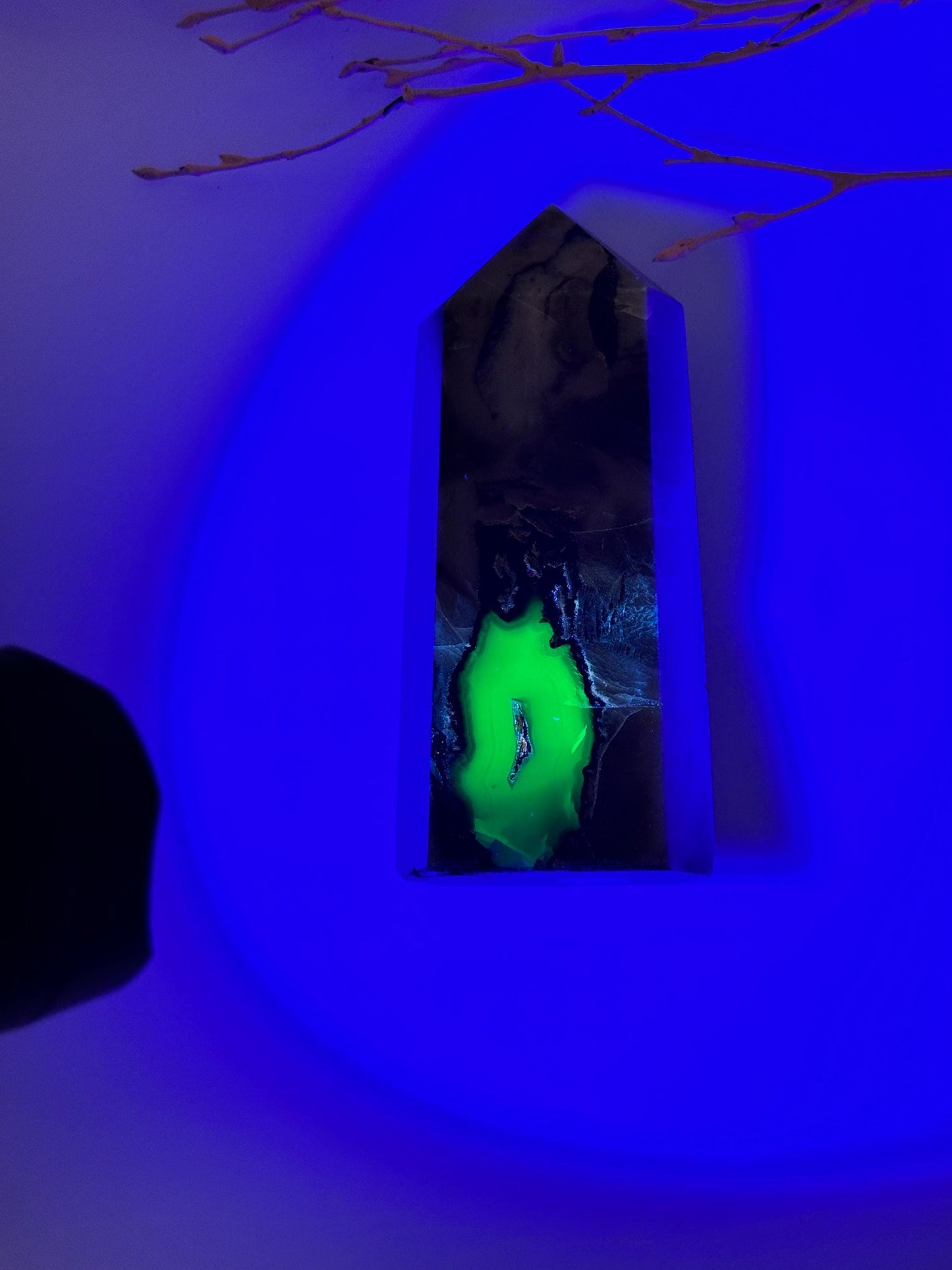 Vulcano Agate Tower with intense UV reaction | Great drawing | Energetic healing stone for collectors