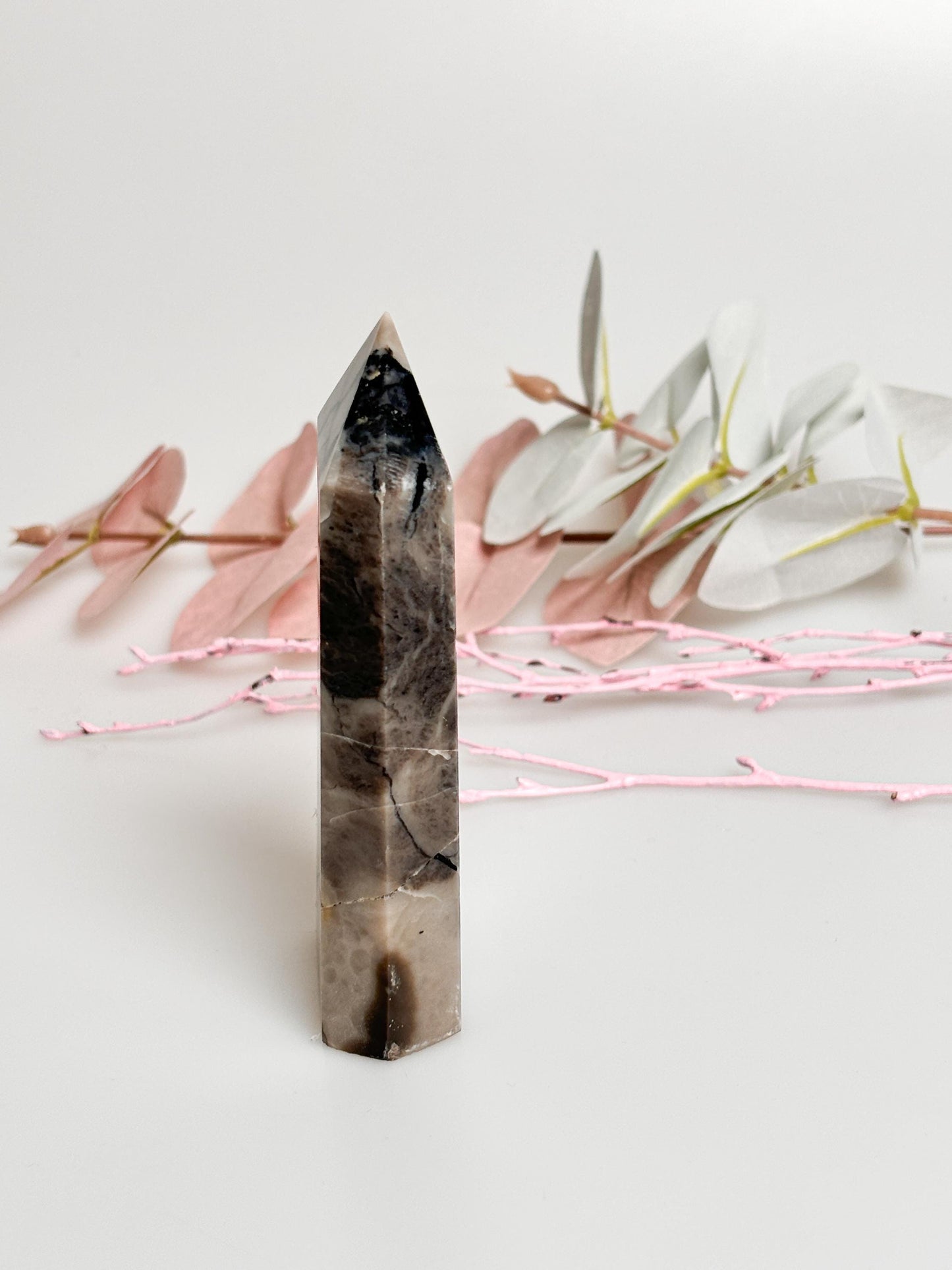 Vulcano Agate Tower with intense UV reaction | Great drawing | Energetic healing stone for collectors