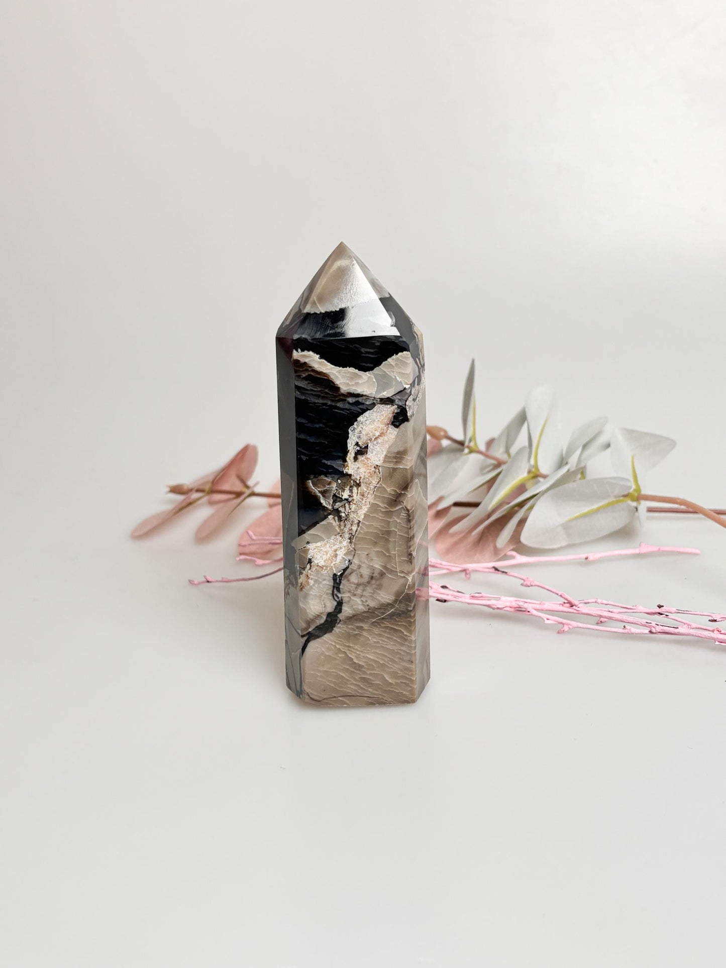 Vulcano Agate Tower with intense UV reaction | Great drawing | Energetic healing stone for collectors