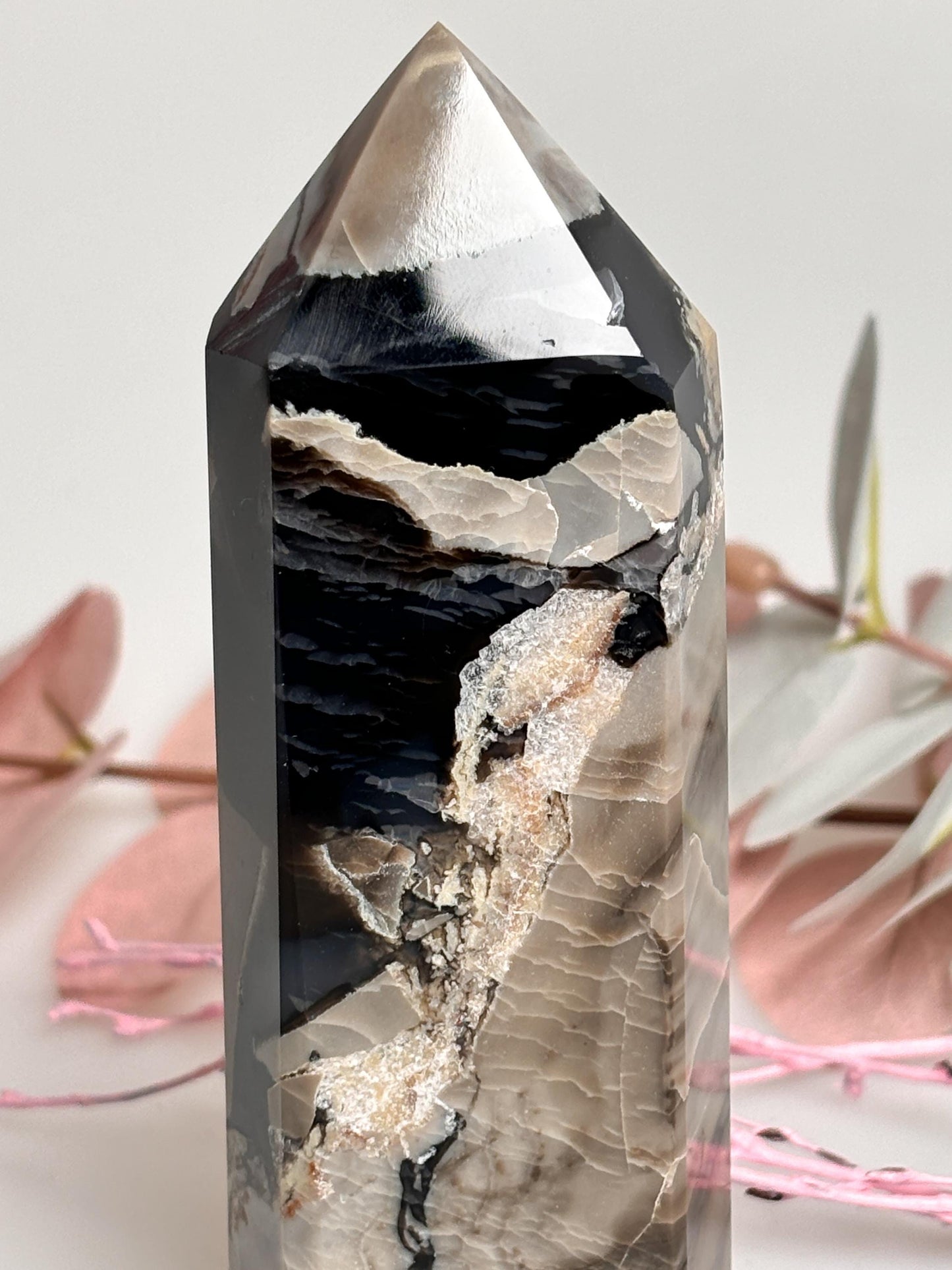 Vulcano Agate Tower with intense UV reaction | Great drawing | Energetic healing stone for collectors