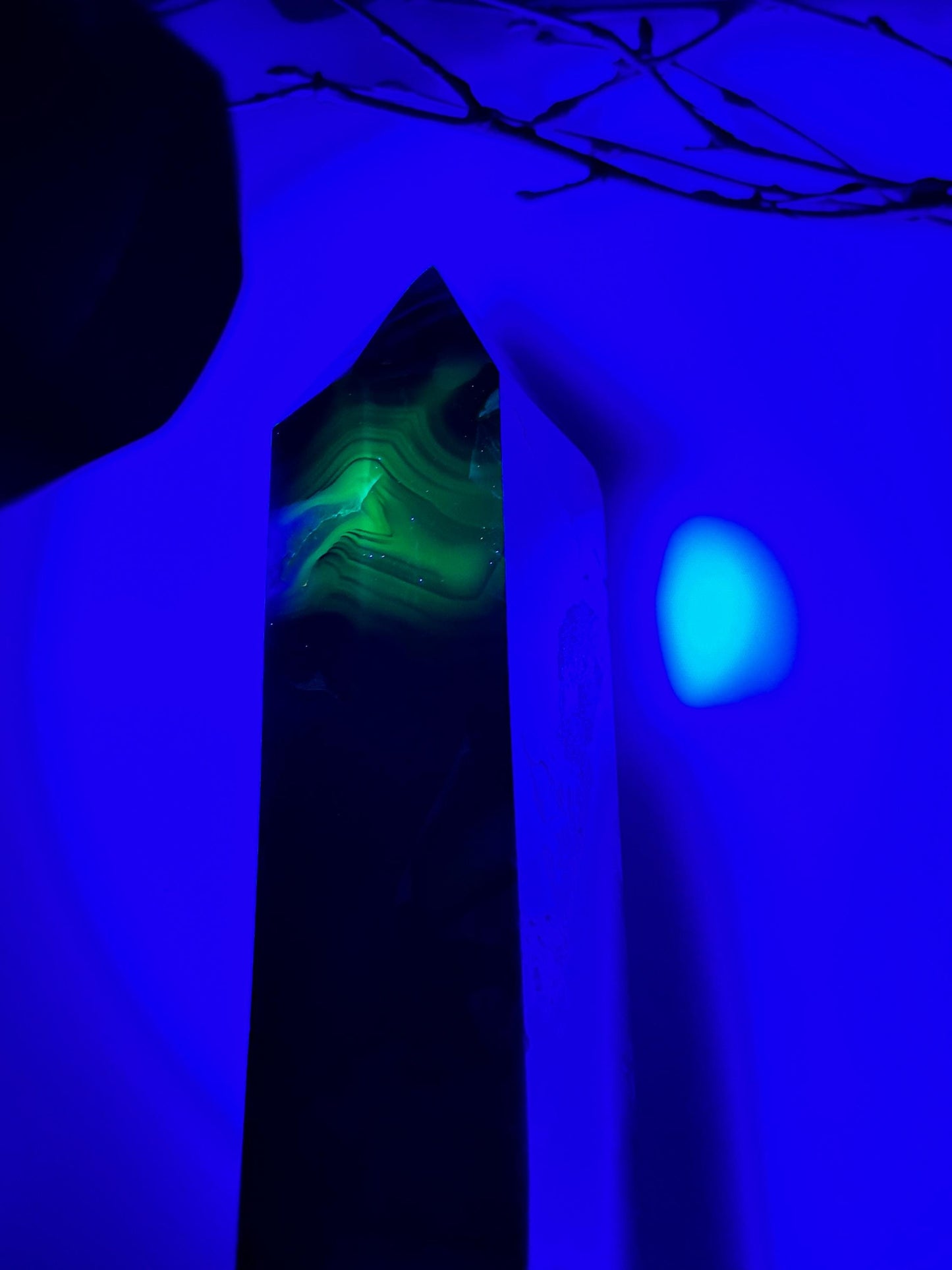 Vulcano Agate Tower with intense UV reaction | Great drawing | Energetic healing stone for collectors