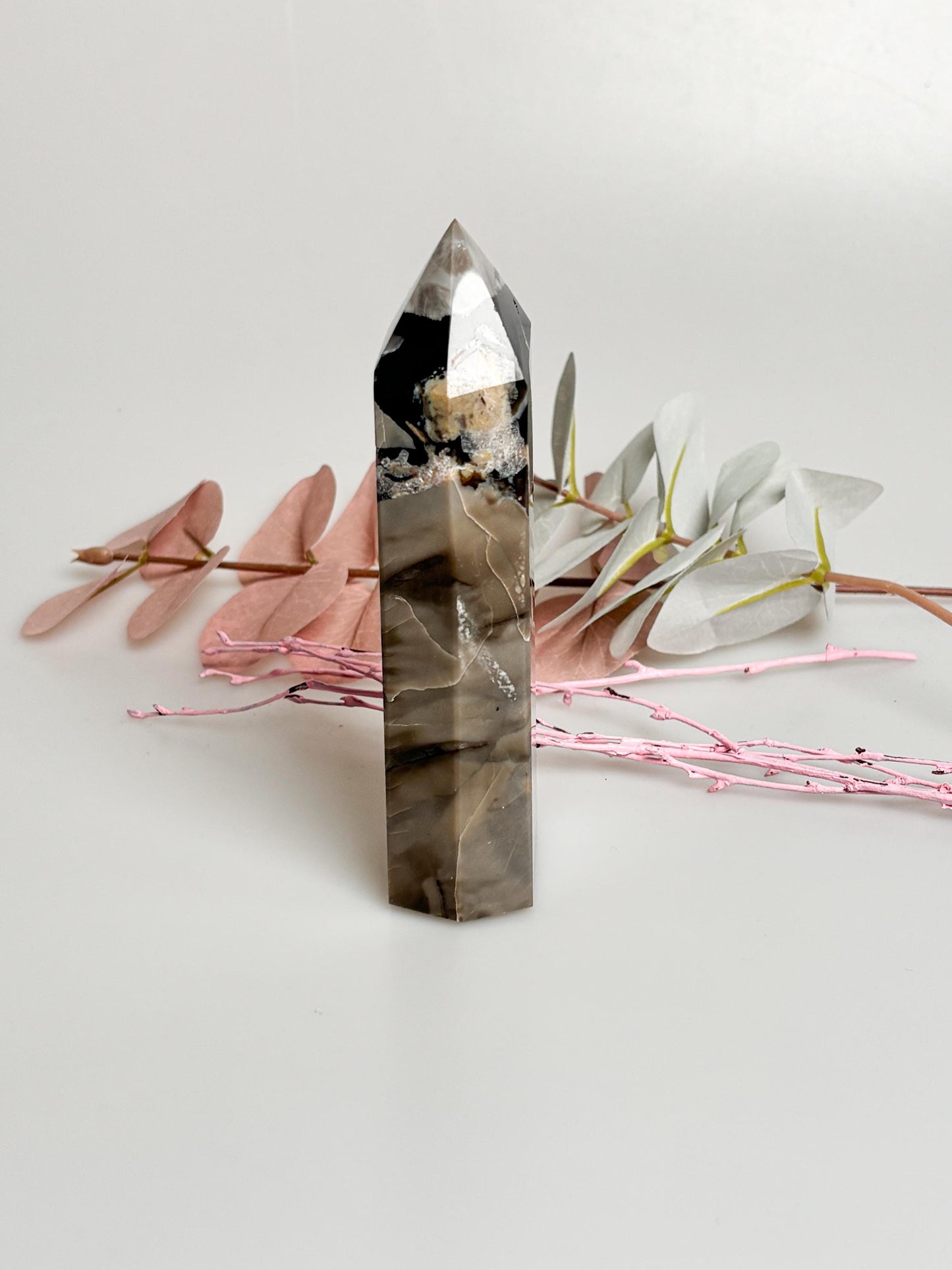 Vulcano Agate Tower with intense UV reaction | Great drawing | Energetic healing stone for collectors