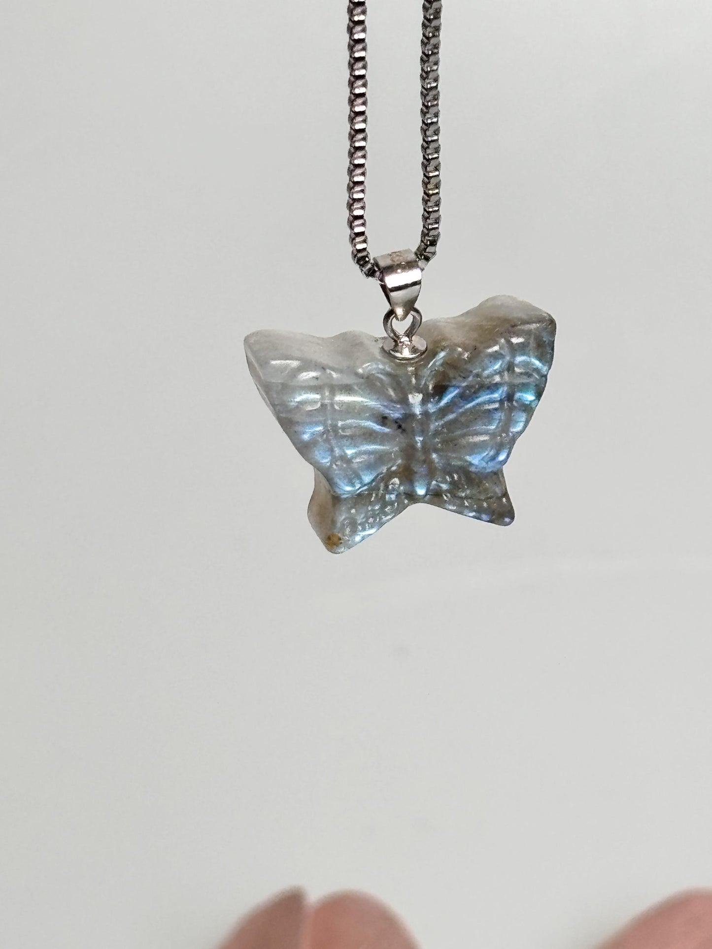High Quality Labradorit Kettenanhänger Schmetterling Blauer Flash, hochwertiger Kristall-Schmuck für Energie und Schutz