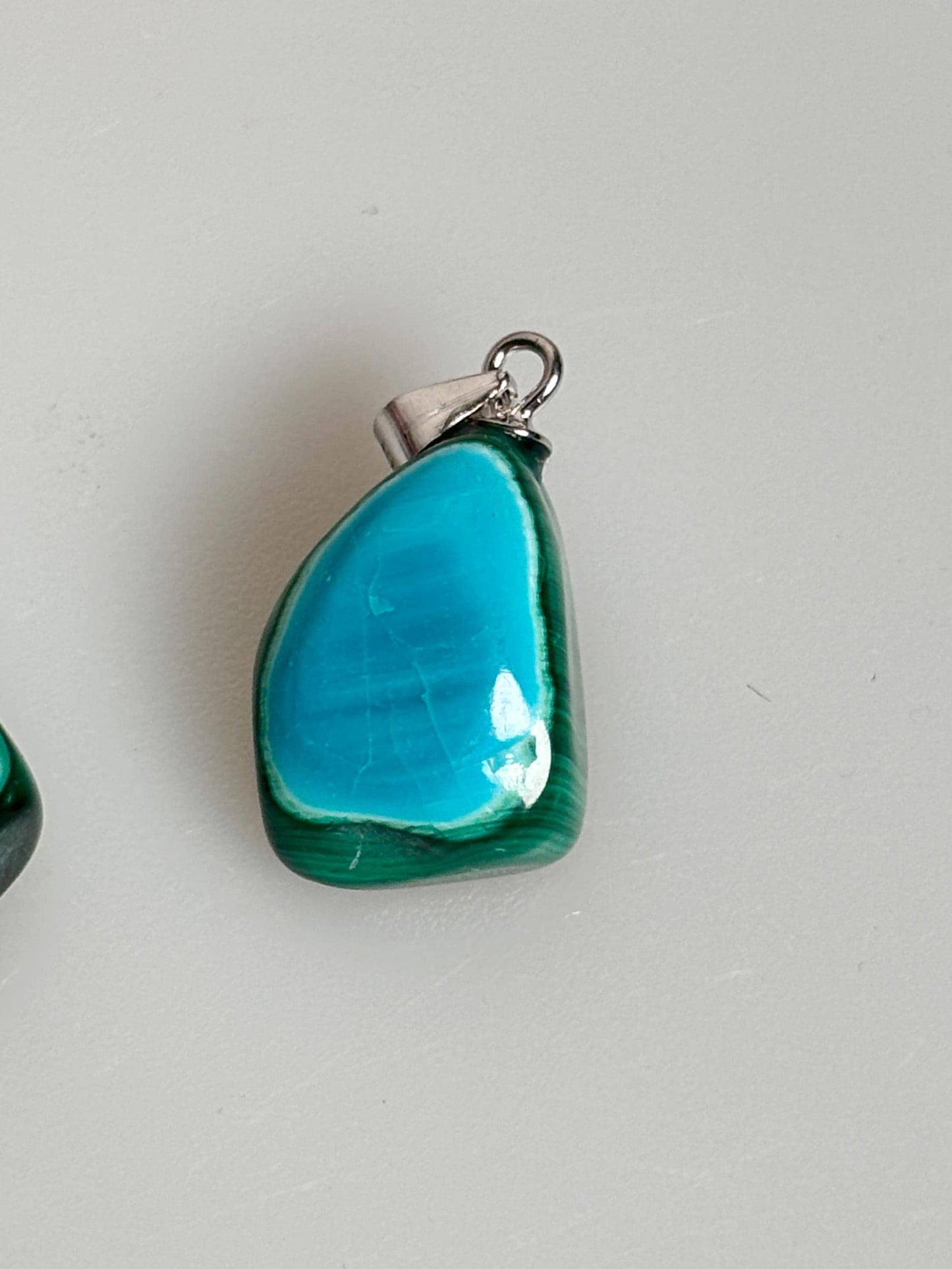 Einzigartiger Chrysokolla Malachit Kettenanhänger mit 925 Silberöse Edler grün-blauer Stein, spirituelles Geschenk