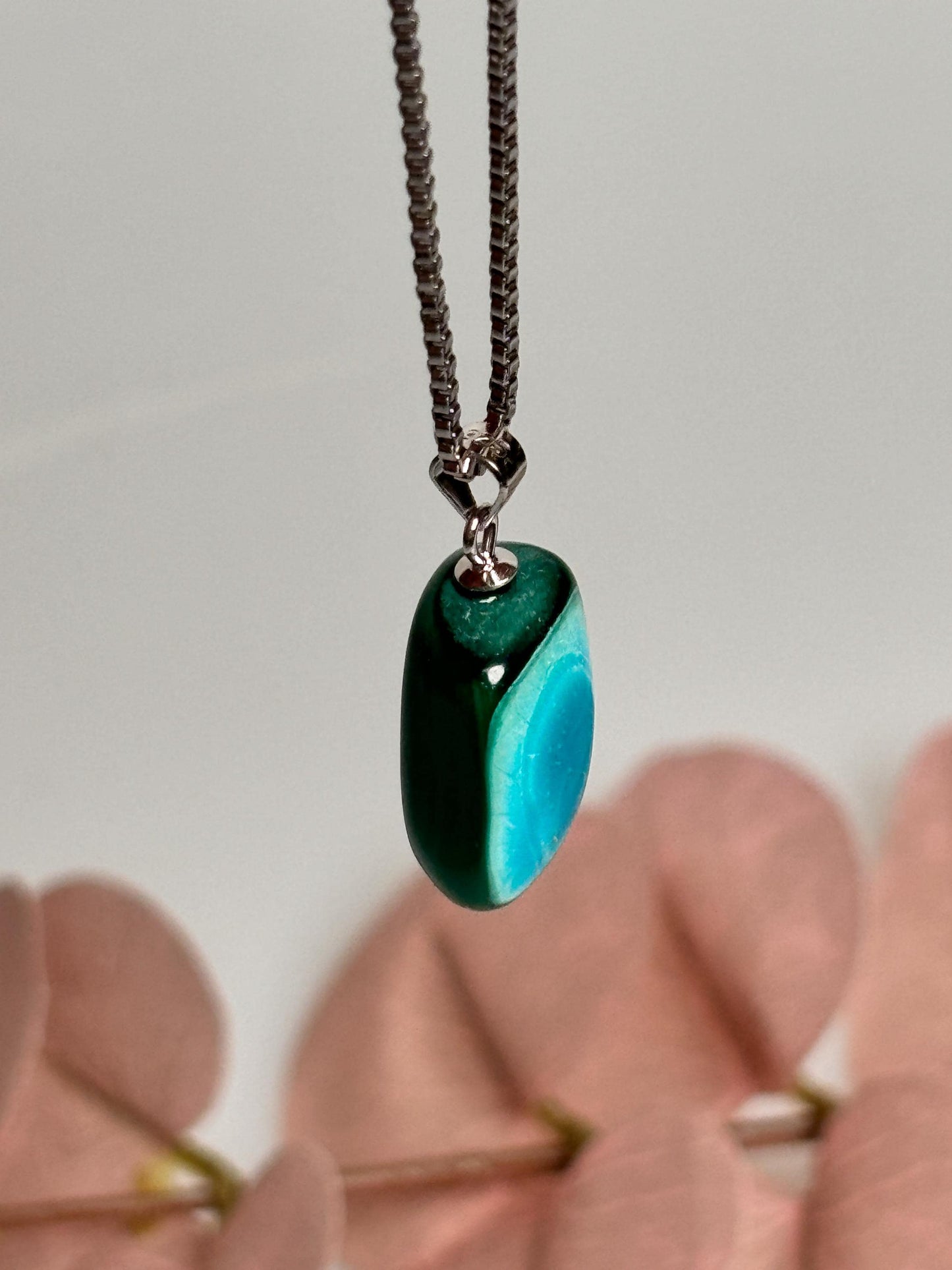 Einzigartiger Chrysokolla Malachit Kettenanhänger mit 925 Silberöse Edler grün-blauer Stein, spirituelles Geschenk