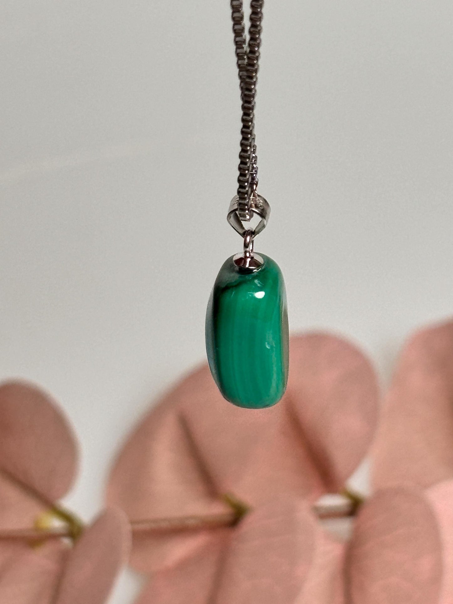 Einzigartiger Chrysokolla Malachit Kettenanhänger mit 925 Silberöse Edler grün-blauer Stein, spirituelles Geschenk