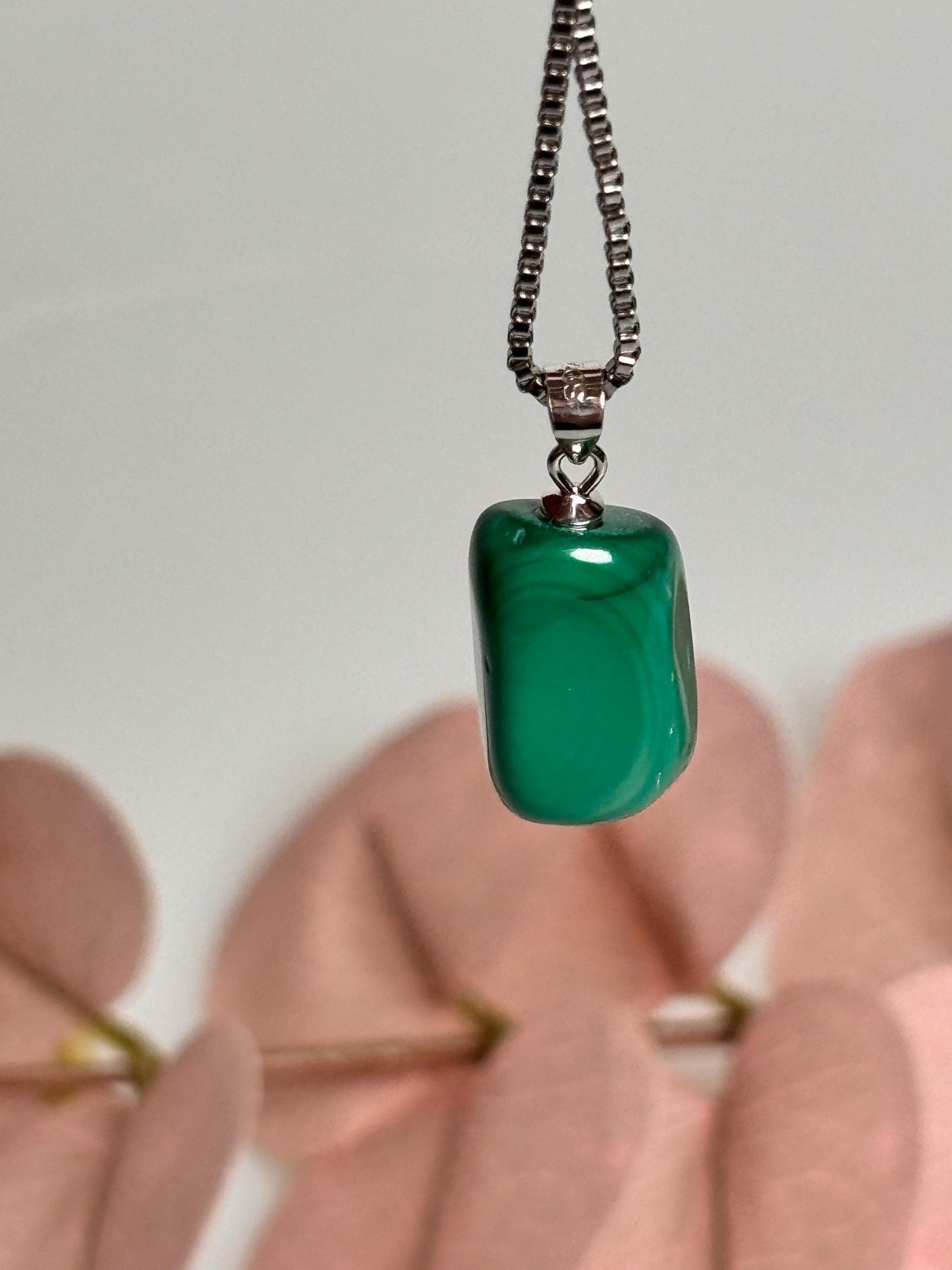 Einzigartiger Chrysokolla Malachit Kettenanhänger mit 925 Silberöse Edler grün-blauer Stein, spirituelles Geschenk