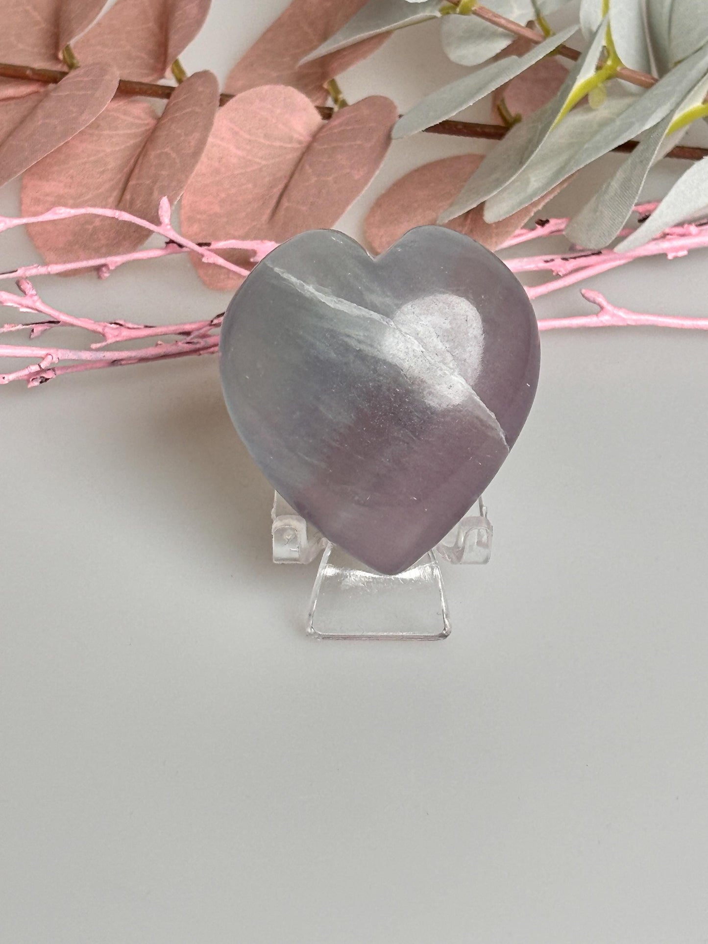 Lila-grünes Fluorit Herz mit zarter weißer Feder - Wunderschöner Kristall zur Energieharmonisierung, ca. 4,7cm.