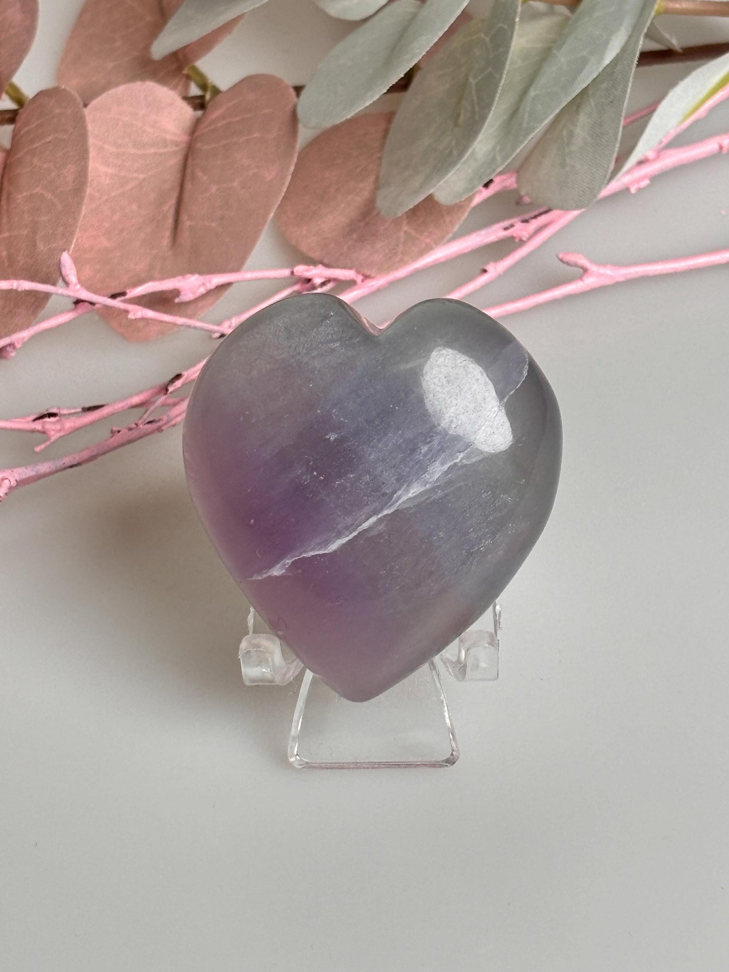 Lila-grünes Fluorit Herz mit zarter weißer Feder - Wunderschöner Kristall zur Energieharmonisierung, ca. 4,7cm.
