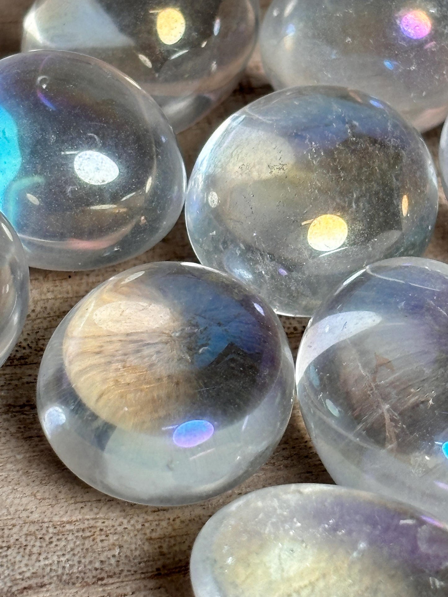 Angel Aura Quarz Trommelsteine schimmernde Regenbogen Kristalle, ideal für Meditation & Dekoration