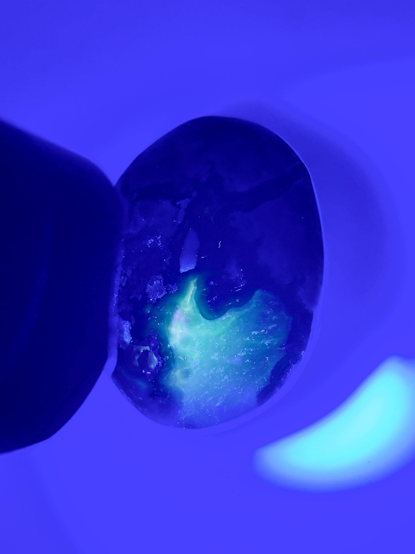 Vulcano Achat Palmstone UV-reaktiv Leuchtender Heilstein in intensiven Farben, handpoliert, einzigartiger Kristall