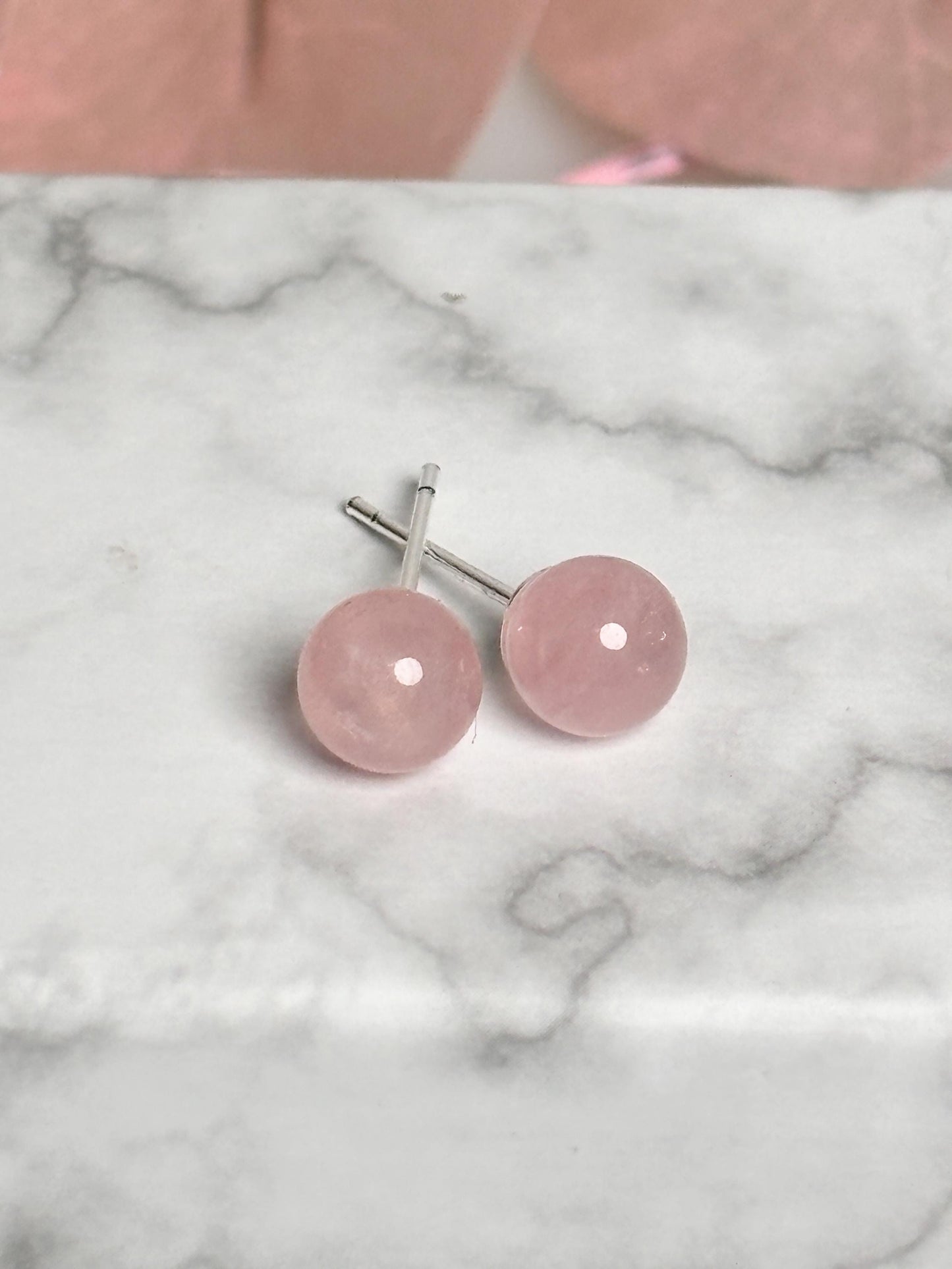 Rosenquarz Ohrstecker 5,5mm mit 925 Silbernadel Natürliche Farbvariationen & Harmonische Wirkung