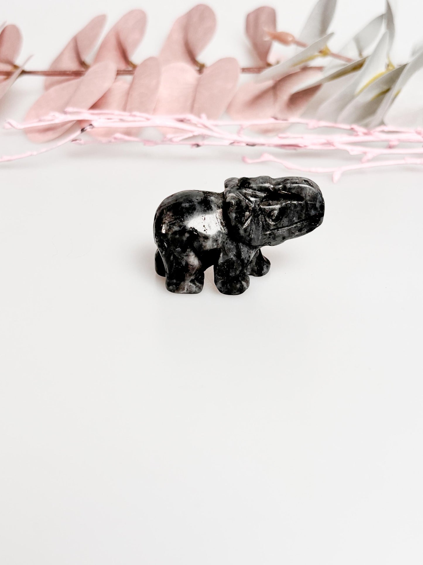 Kleiner Kristall-Elefant  Ocean Jaspis, Amethyst, Yooperlit und Howlith | Glücksbringer & Deko aus Edelsteinen