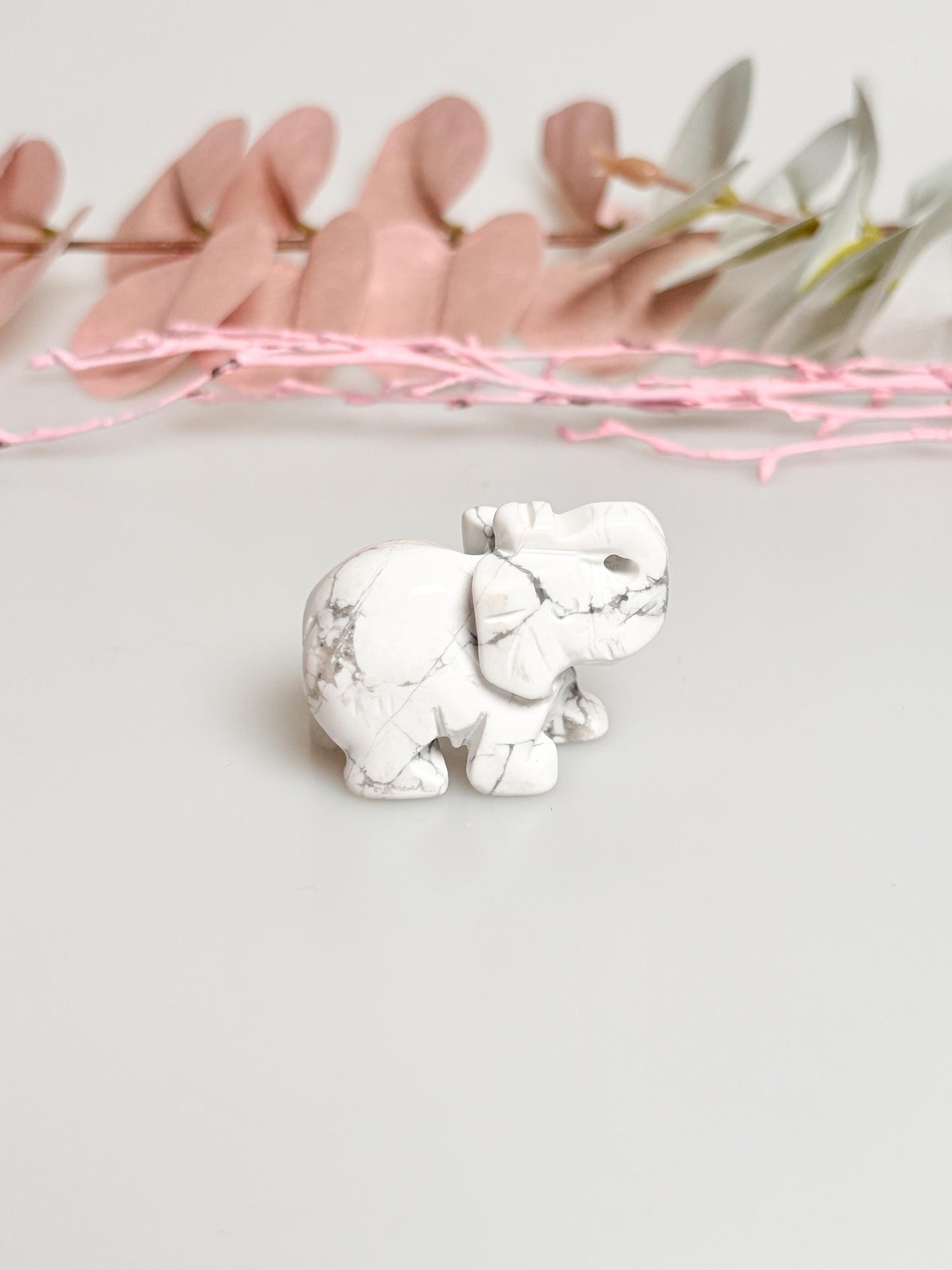 Kleiner Kristall-Elefant  Ocean Jaspis, Amethyst, Yooperlit und Howlith | Glücksbringer & Deko aus Edelsteinen