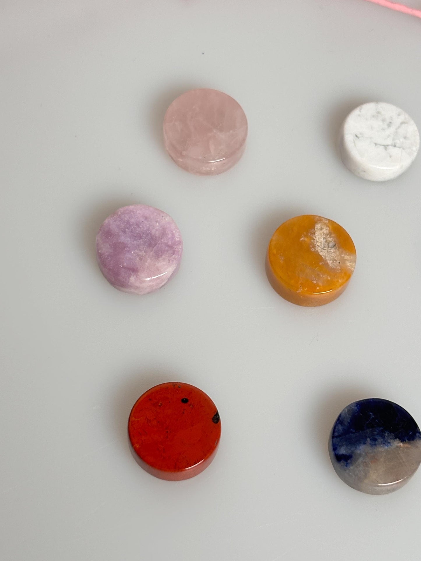 Kleine Kristall Chakra Steine Set 7 Edelsteine für Energiearbeit, Heilung & Meditation